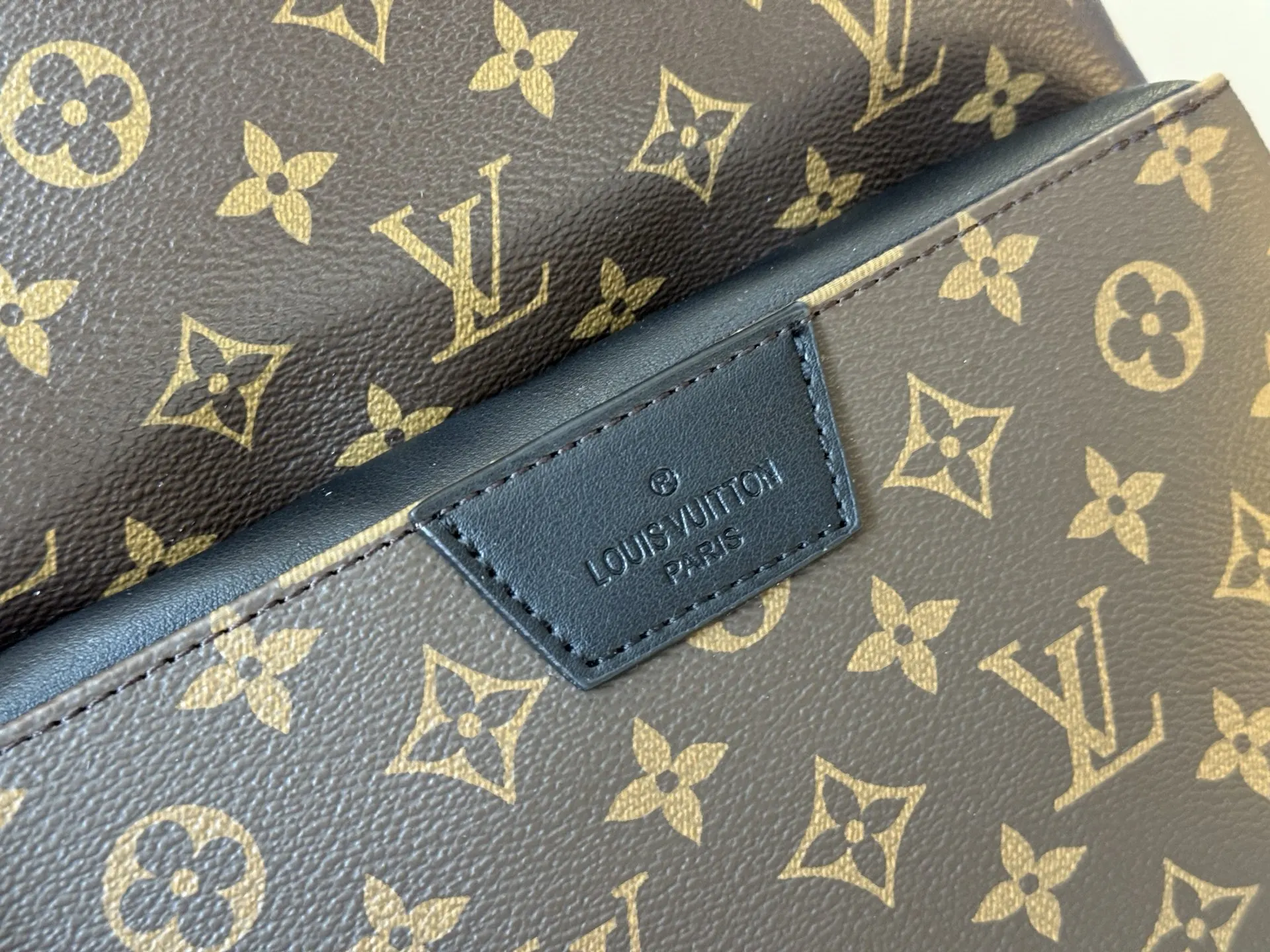 LV 潮男必备单品 潮牌雙肩背包 定制五金 设 雙肩包 实用雙肩款
