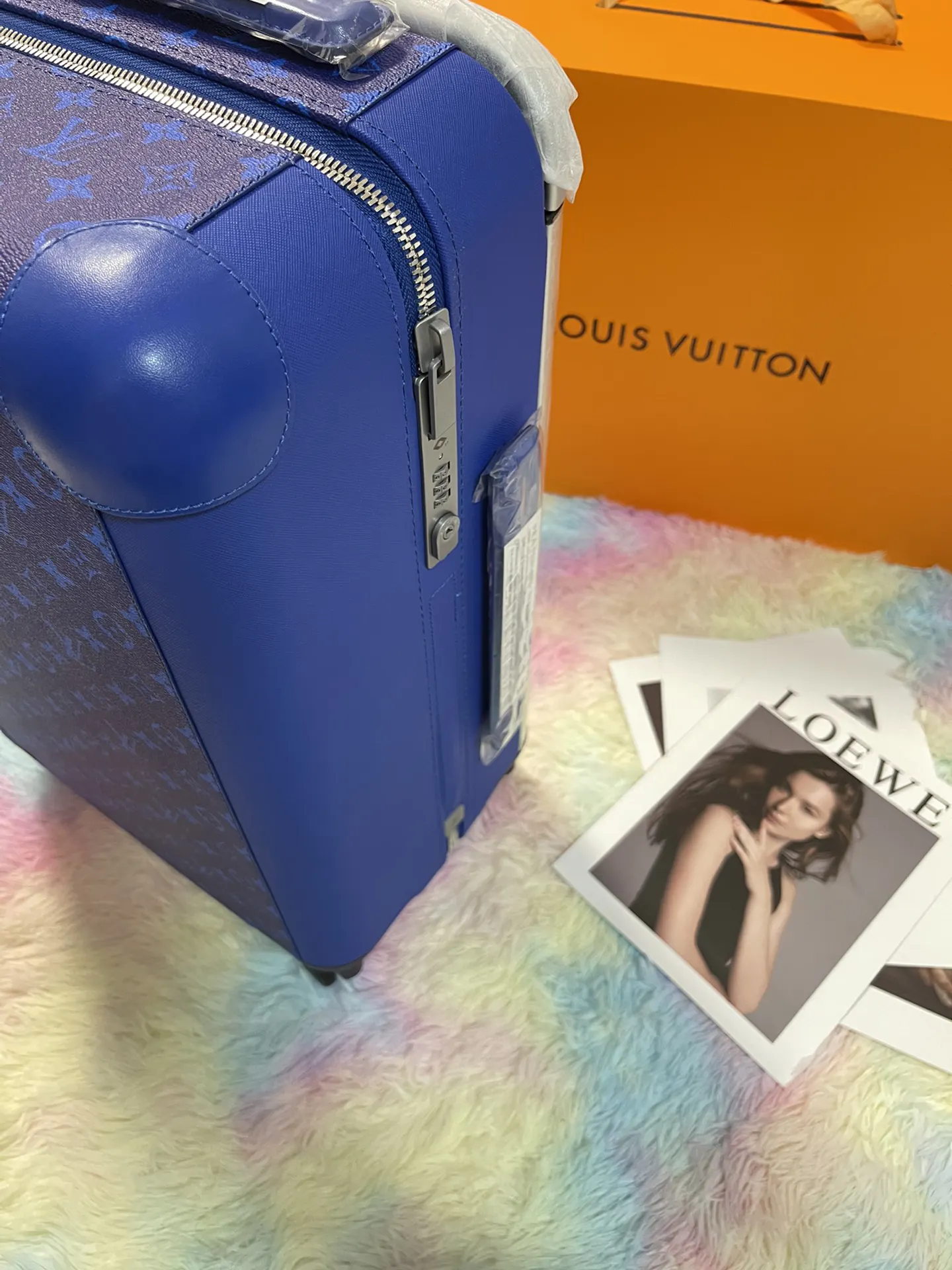 LV 银色 帆布 工业设计行业翘楚 Marc Newson 为 行李箱 旅行拉杆款 轻便出行款