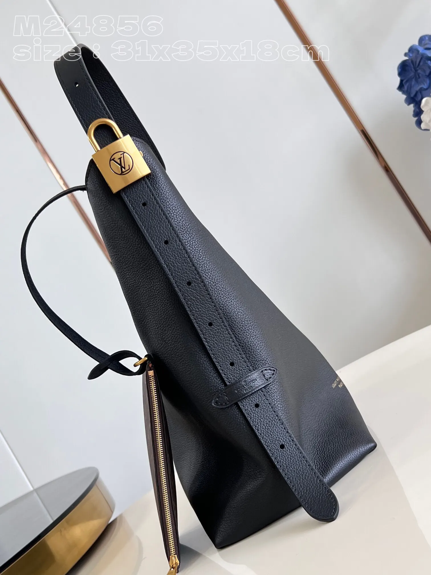 Hobo 牛皮 可调节肩带点缀經典铭纹挂锁 充裕空间可轻松收納笔记本 腋下包 復古腋下背款