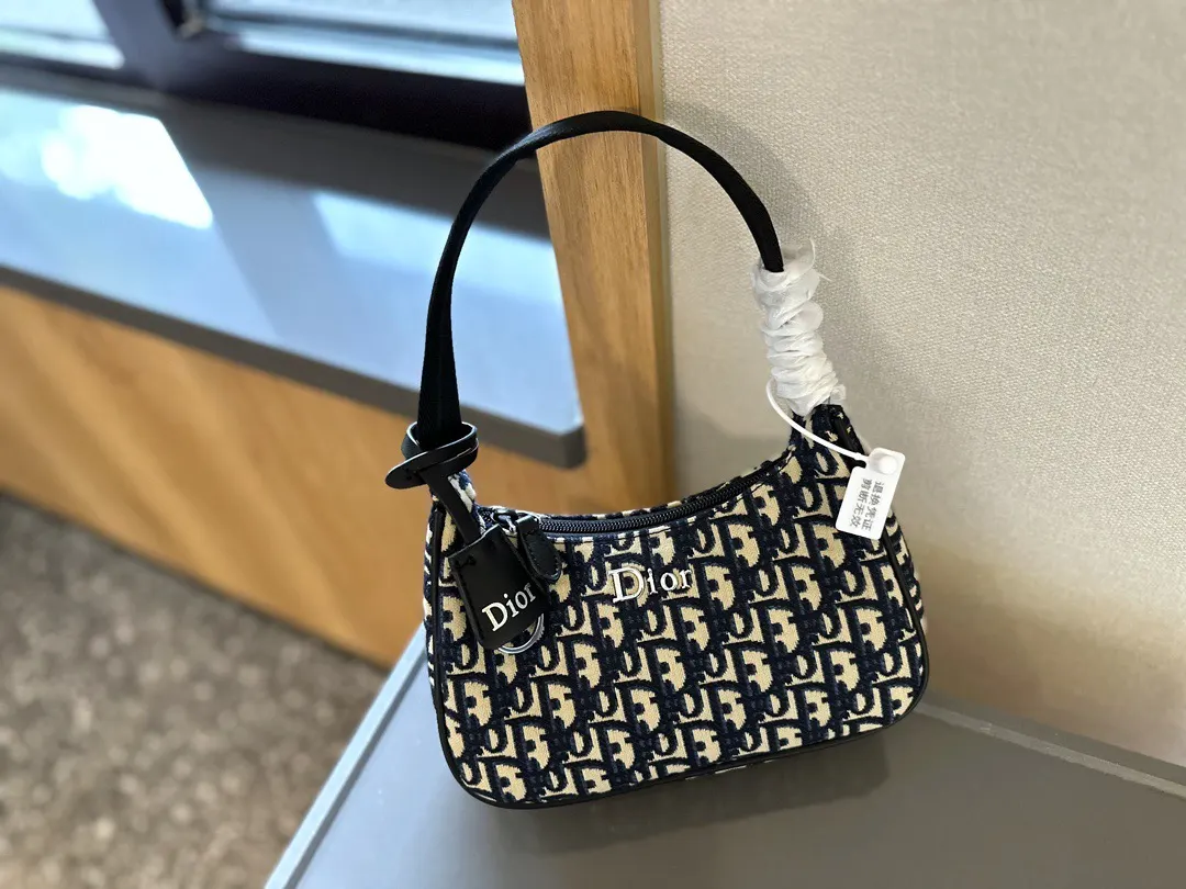 Prada 牛仔 洋气单品牛仔腋下包 系列将是 復古腋下背款