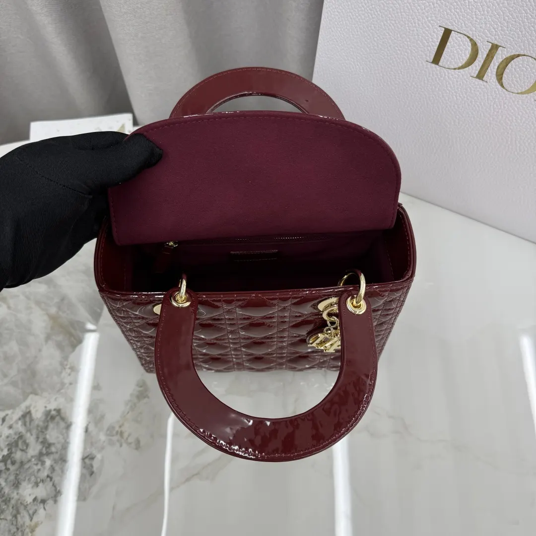 Dior Lady Dior Lady 酒红色牛皮卡夹 精致配饰