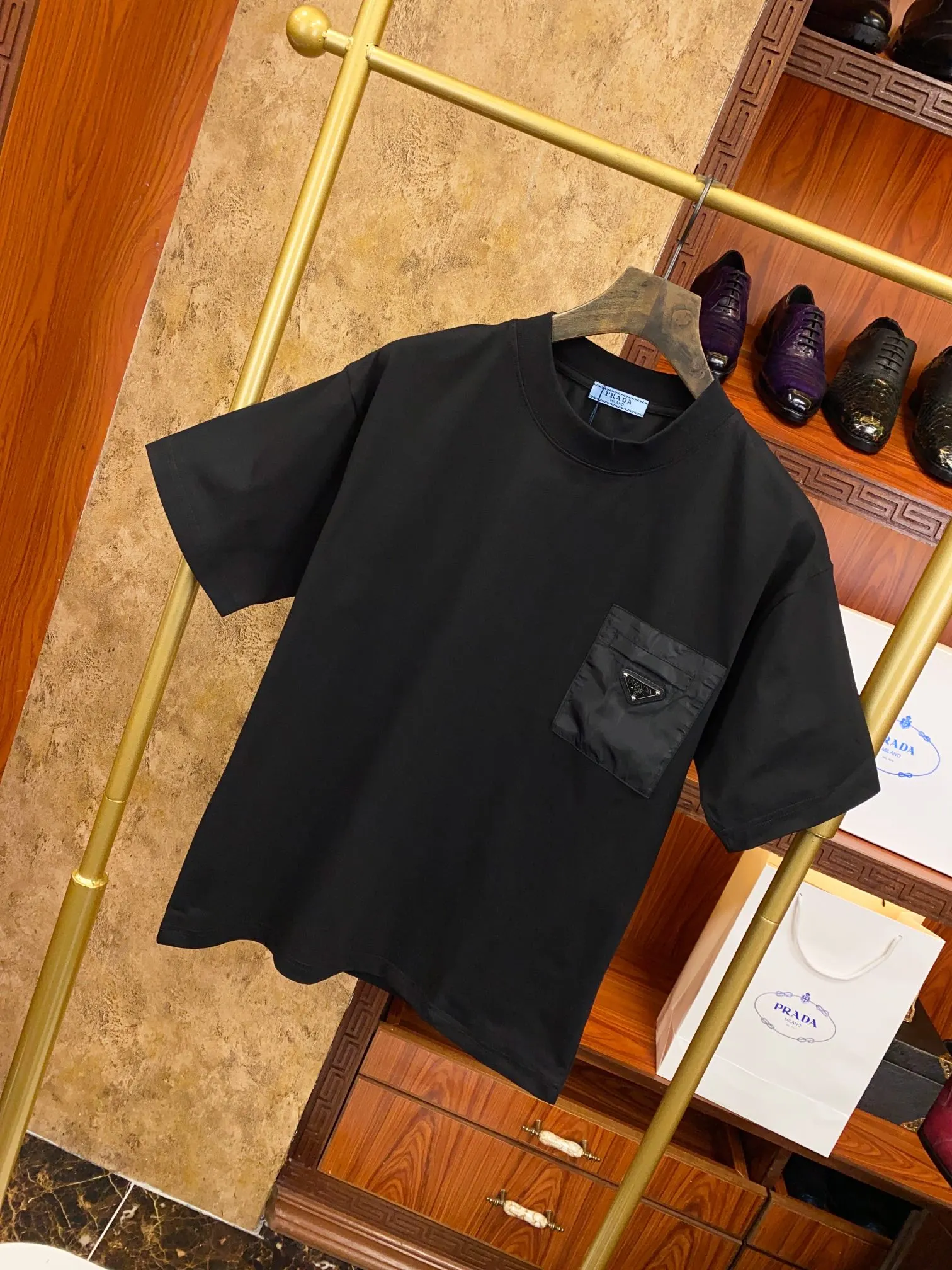 PRADA 字母钢印 浮雕字母 棉质 短袖T恤 休闲百搭款