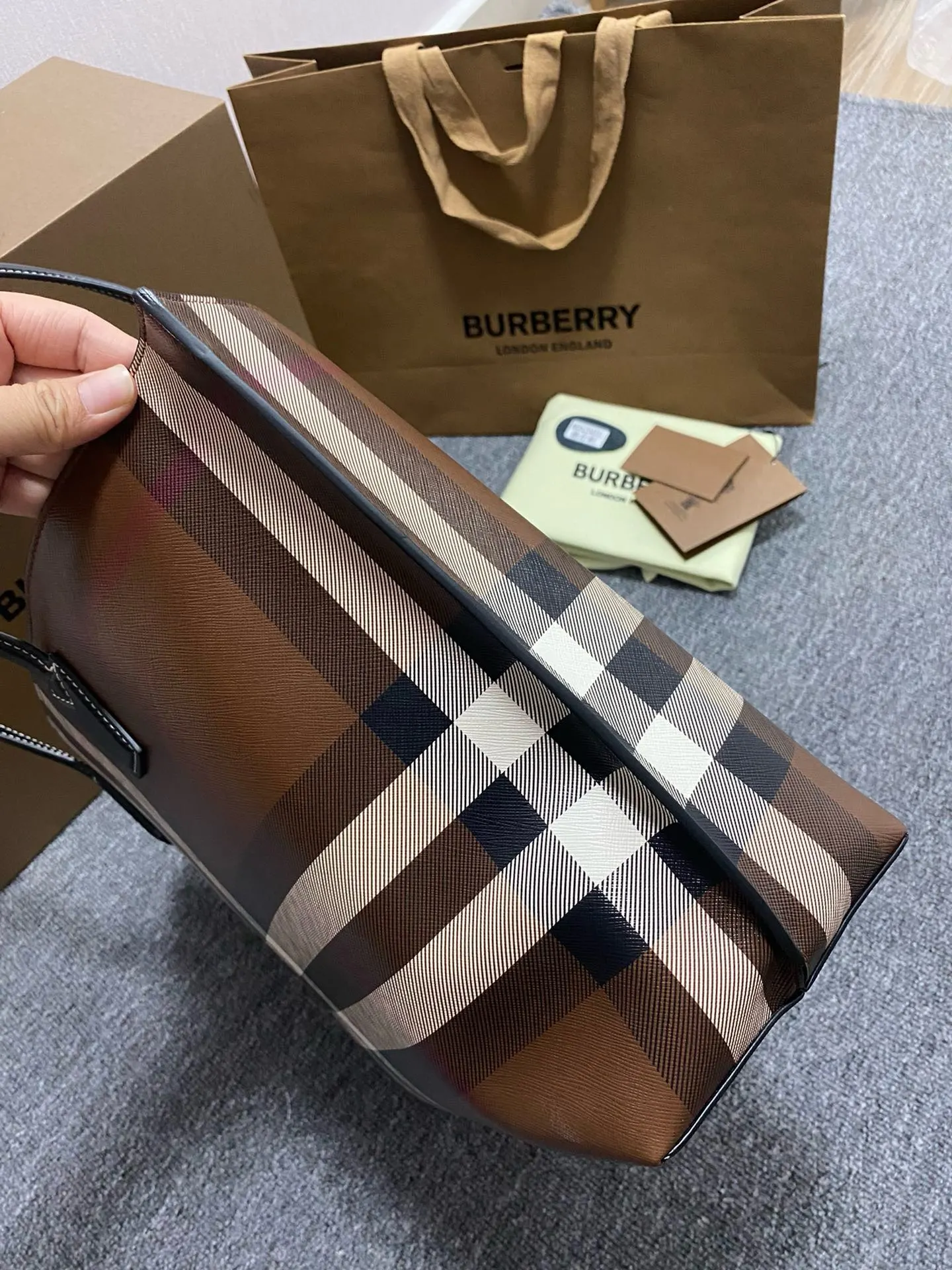 帆布 BUR主推桦木棕格纹托特包 装饰标志性格纹图案 搭 大容量托特款
