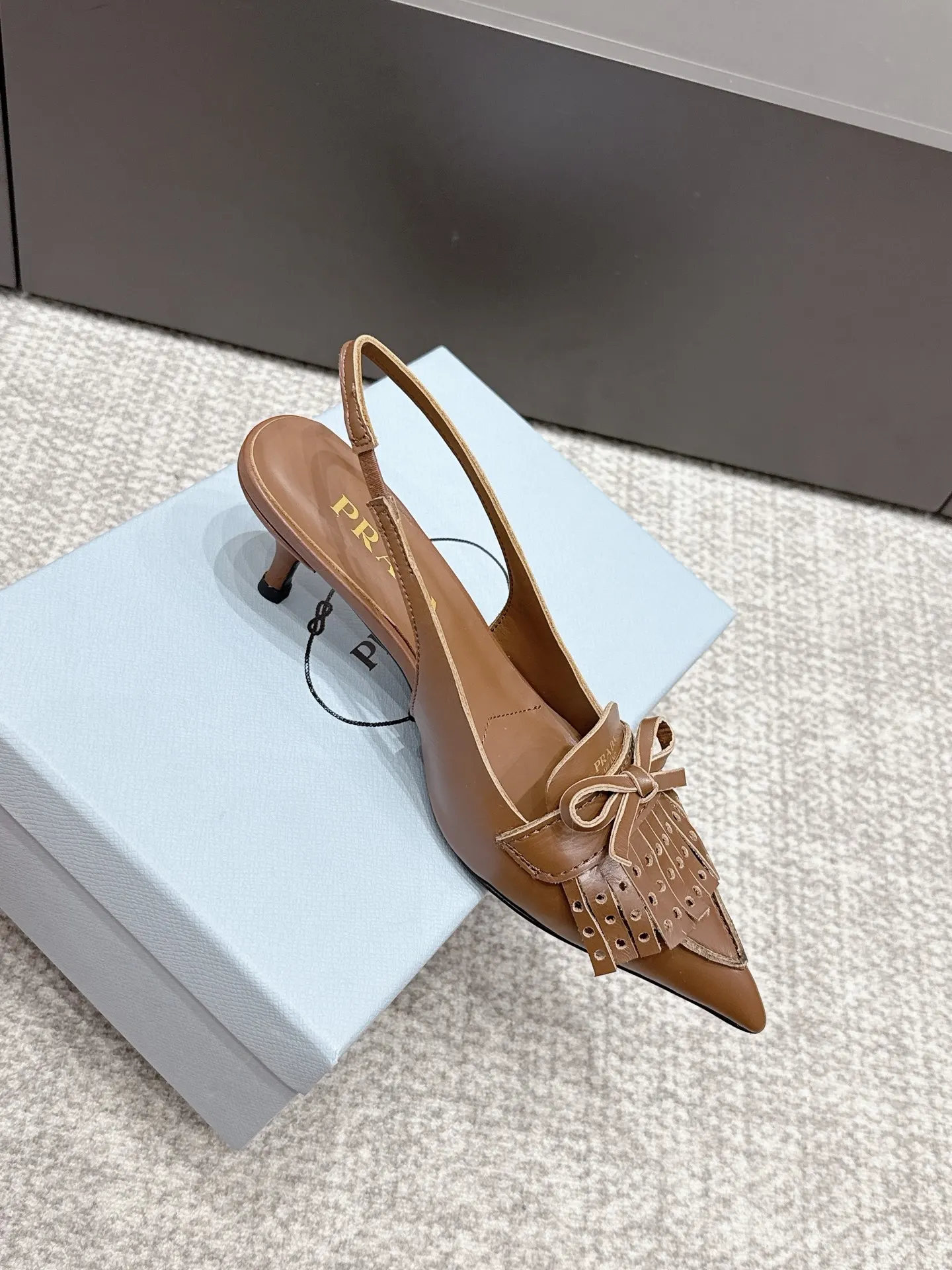 PRADA 牛皮 羊皮 休闲鞋 舒适百搭款