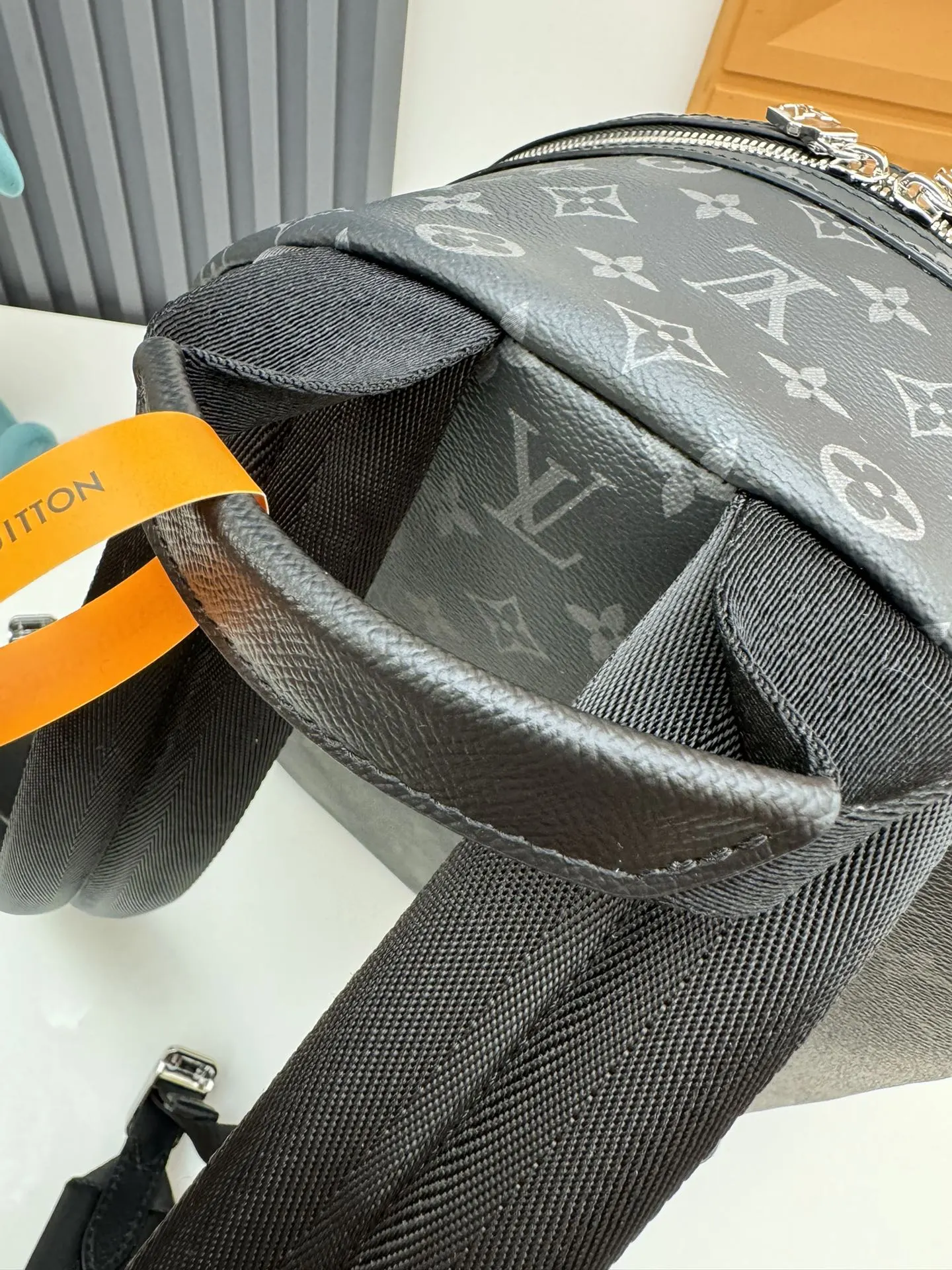LV Mo宽敞前袋 开放式侧袋和内贴袋共同成就日常出行佳选 雙肩包 实用雙肩款
