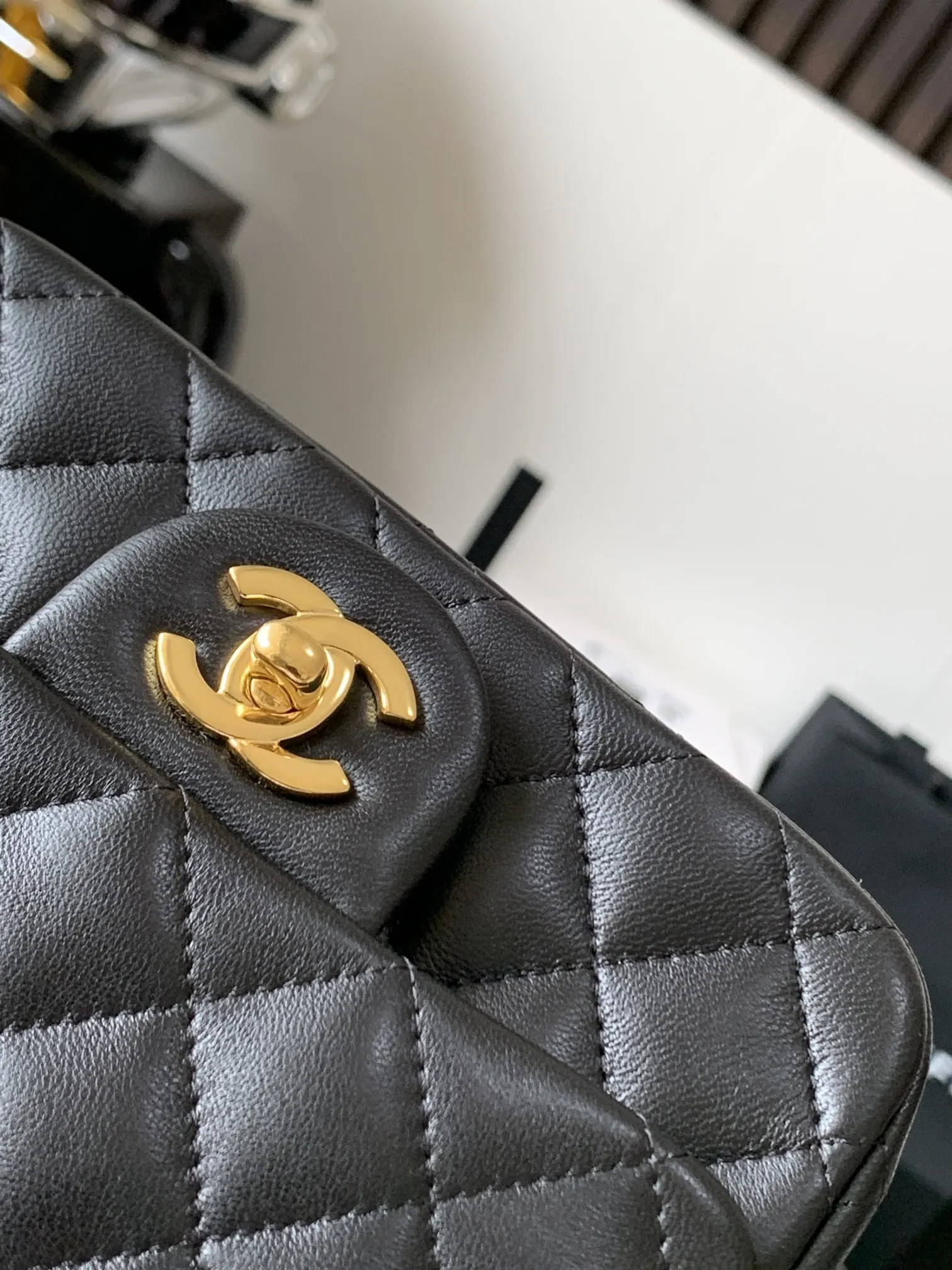 Chanel 羊皮翻蓋鏈條包 單肩斜挎(數字5) Chanel 羊皮翻蓋鏈條包 單肩斜挎(數字5)