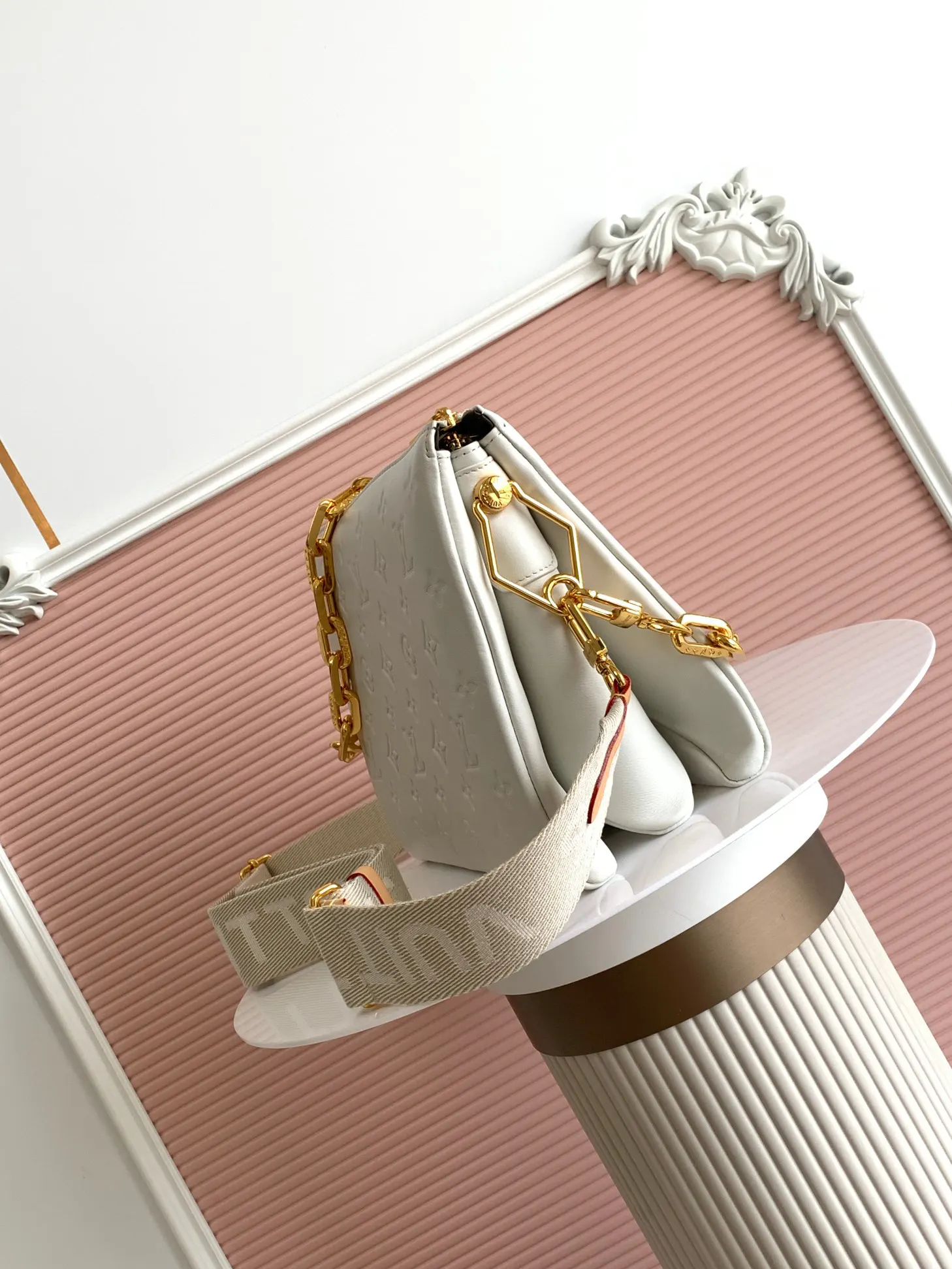 LV white, chain bag, shoulder crossbody model Image 2 LV white, chain bag, shoulder crossbody model Image 2
