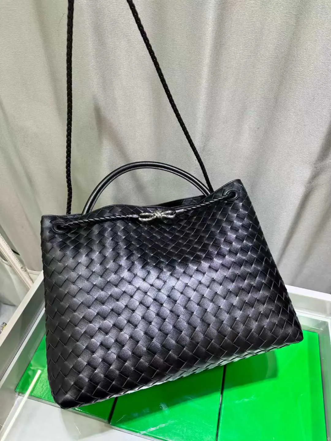 Bottega Veneta 黑色 銀色 斜背包 輕便斜挎款