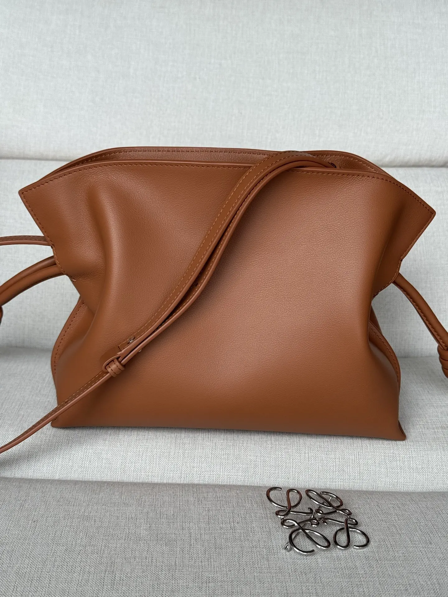 Loewe 金色 牛皮 手拿包 精致手拿款
