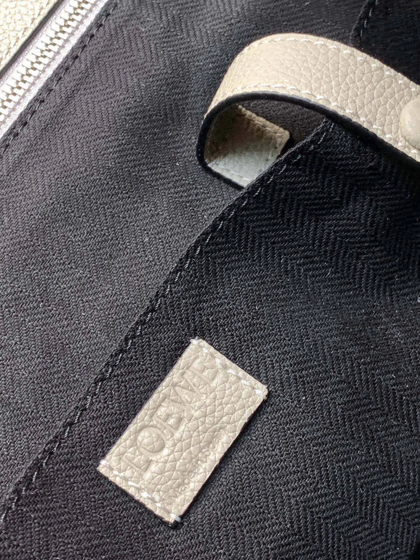 Loewe Puzzle 米白 小牛皮 双肩包 实用双肩款