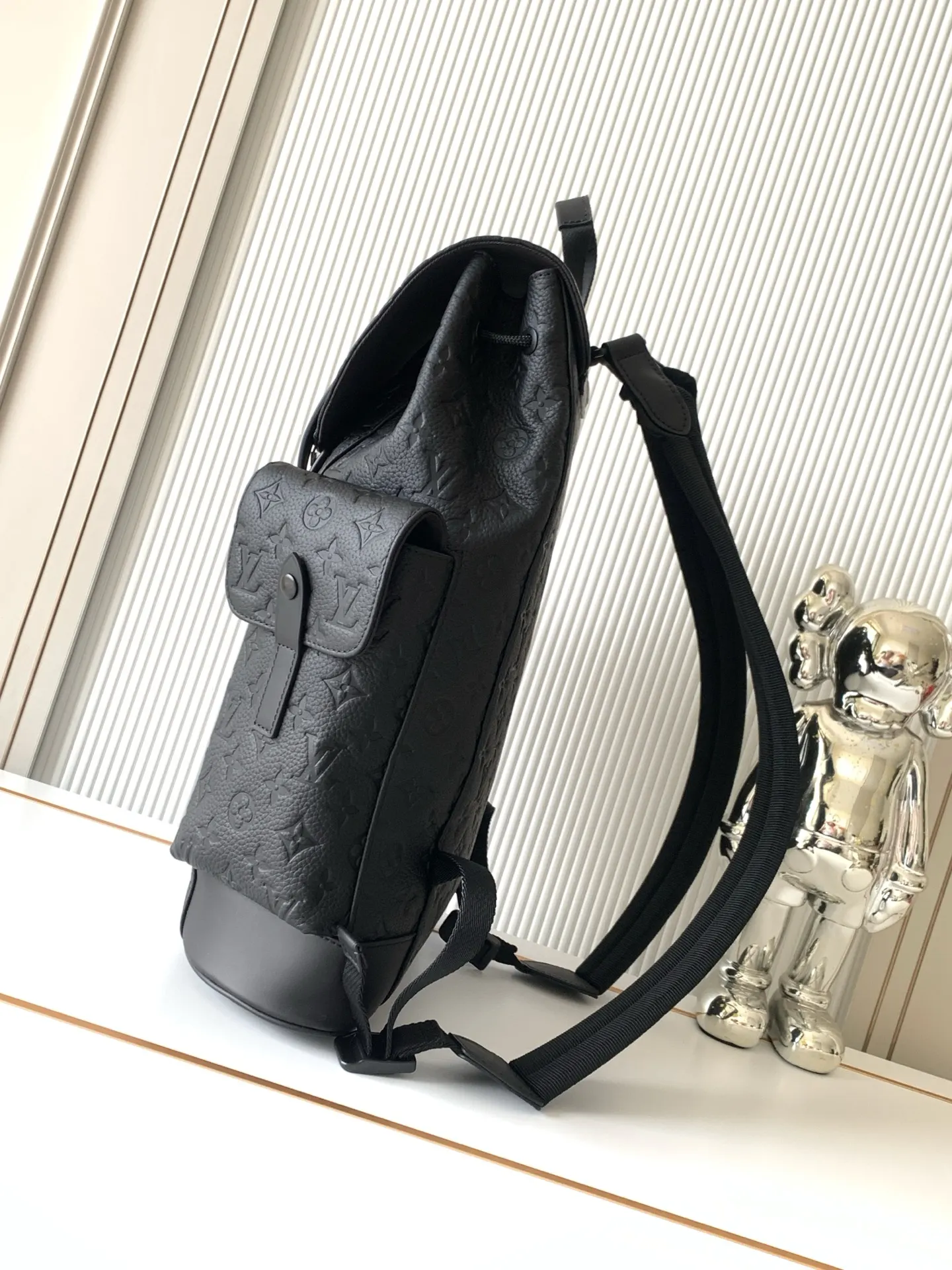 黑色 牛皮 抽绳和按扣封口安全守护随行物品 适中容量囊括外侧袋及 雙肩包 实用雙肩款