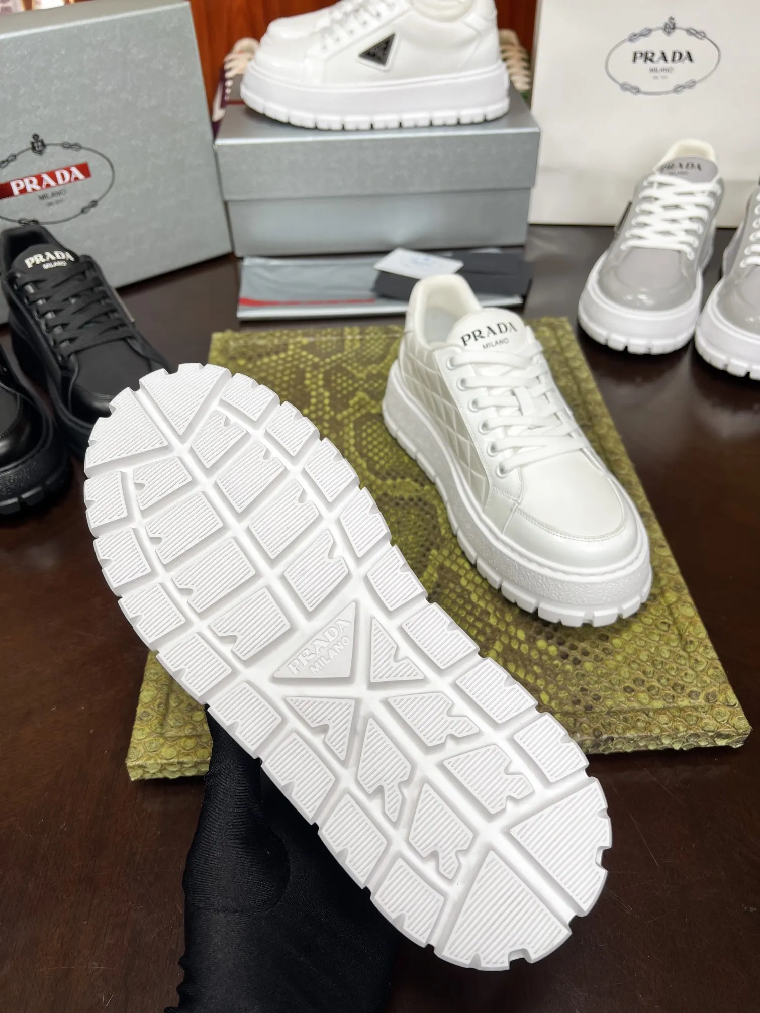 PRADA 牛皮 休闲鞋 舒适百搭款