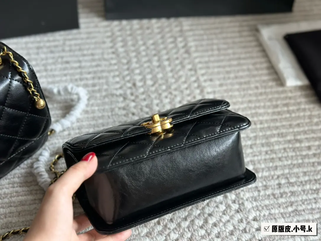 Chanel Crossbody Bag Lightweight Image 9 Chanel Crossbody Bag Lightweight Image 9