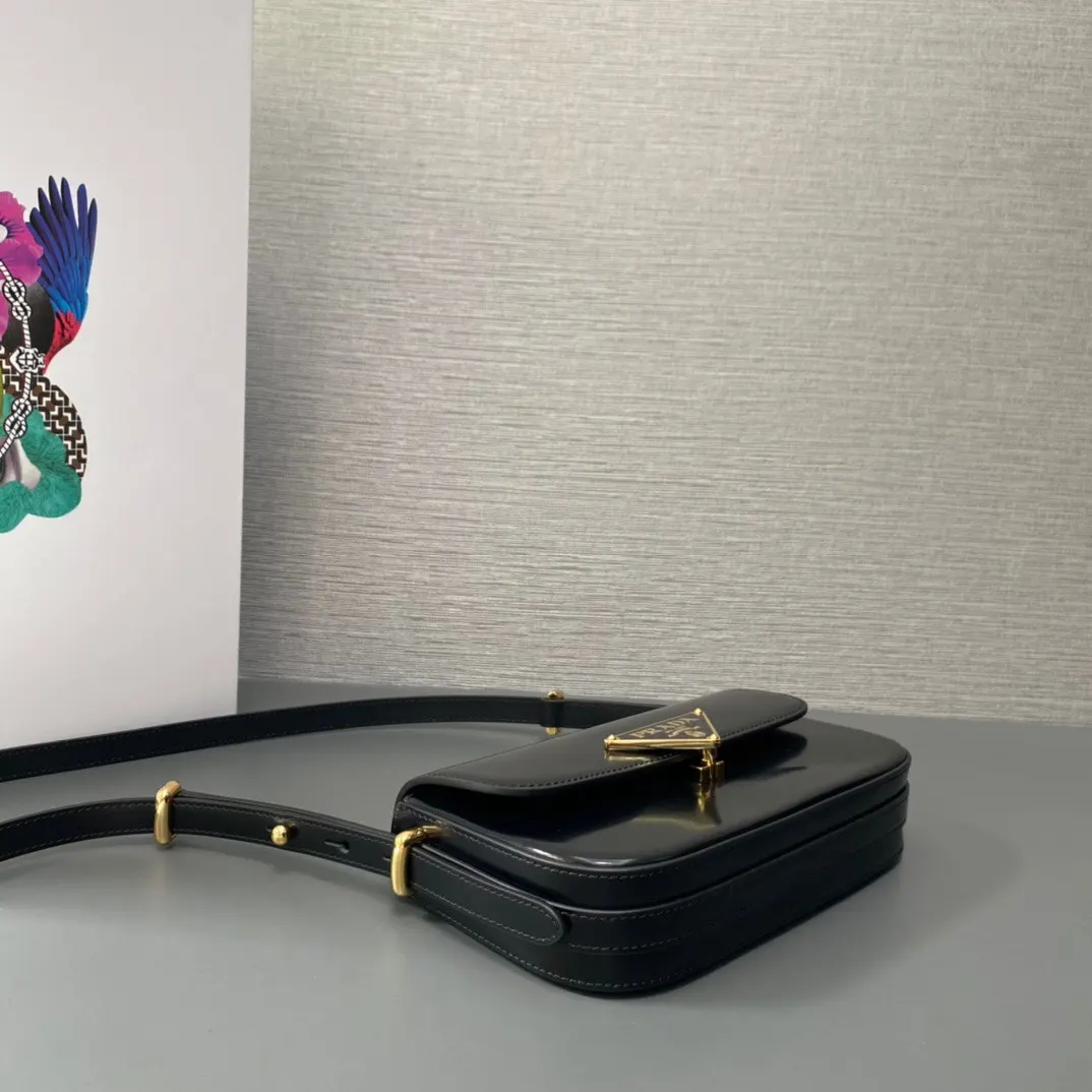 Prada 牛皮 三角标 斜挎包