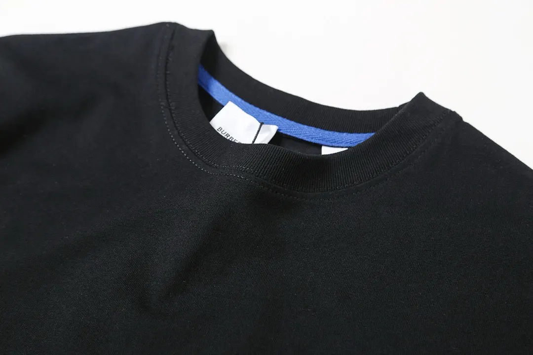Burberry 26SS 刺繡 水洗 短袖T恤 休閒百搭款(數字4) Burberry 26SS 刺繡 水洗 短袖T恤 休閒百搭款(數字4)