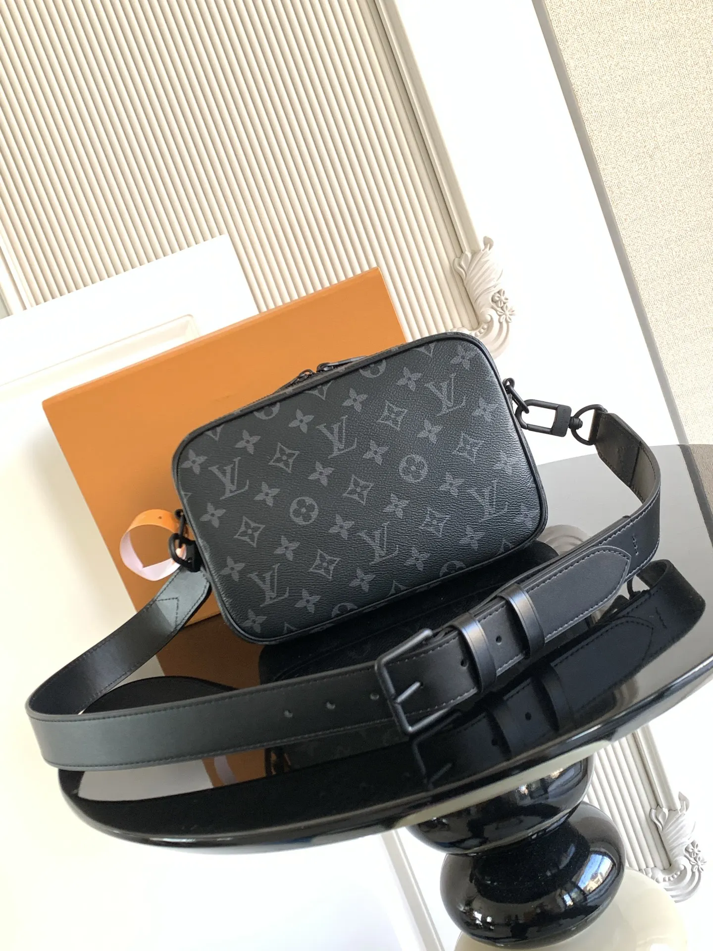 LV 黑色壓紋斜背包(數字12) LV 黑色壓紋斜背包(數字12)