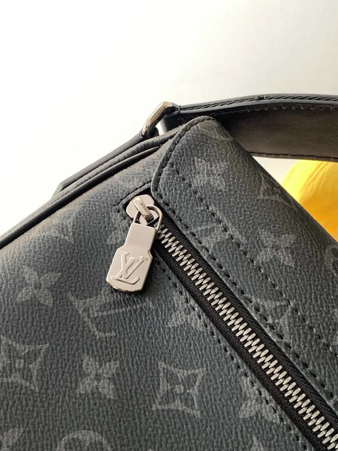 LV 黑色壓紋鏈條小方包 斜挎款(數字15) LV 黑色壓紋鏈條小方包 斜挎款(數字15)