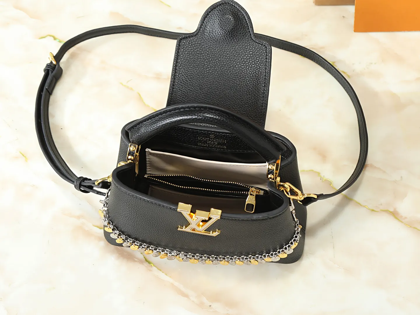 LV Capucines 牛皮 链条包 精致链条款