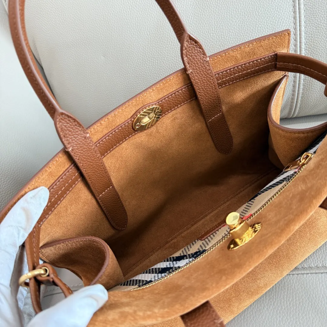 Burberry 米色 经过细腻打磨处理 呈现柔软觸感 托特包 大容量托特款