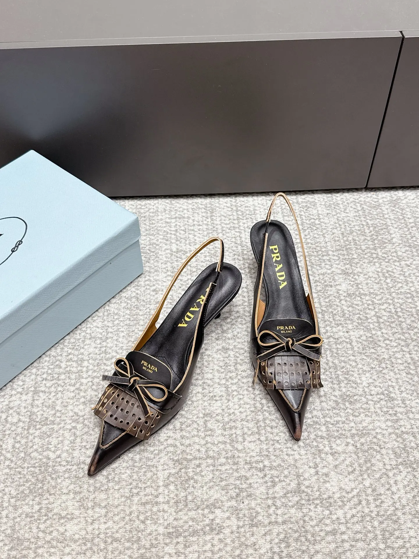 Prada 牛皮 羊皮 休闲鞋 舒适