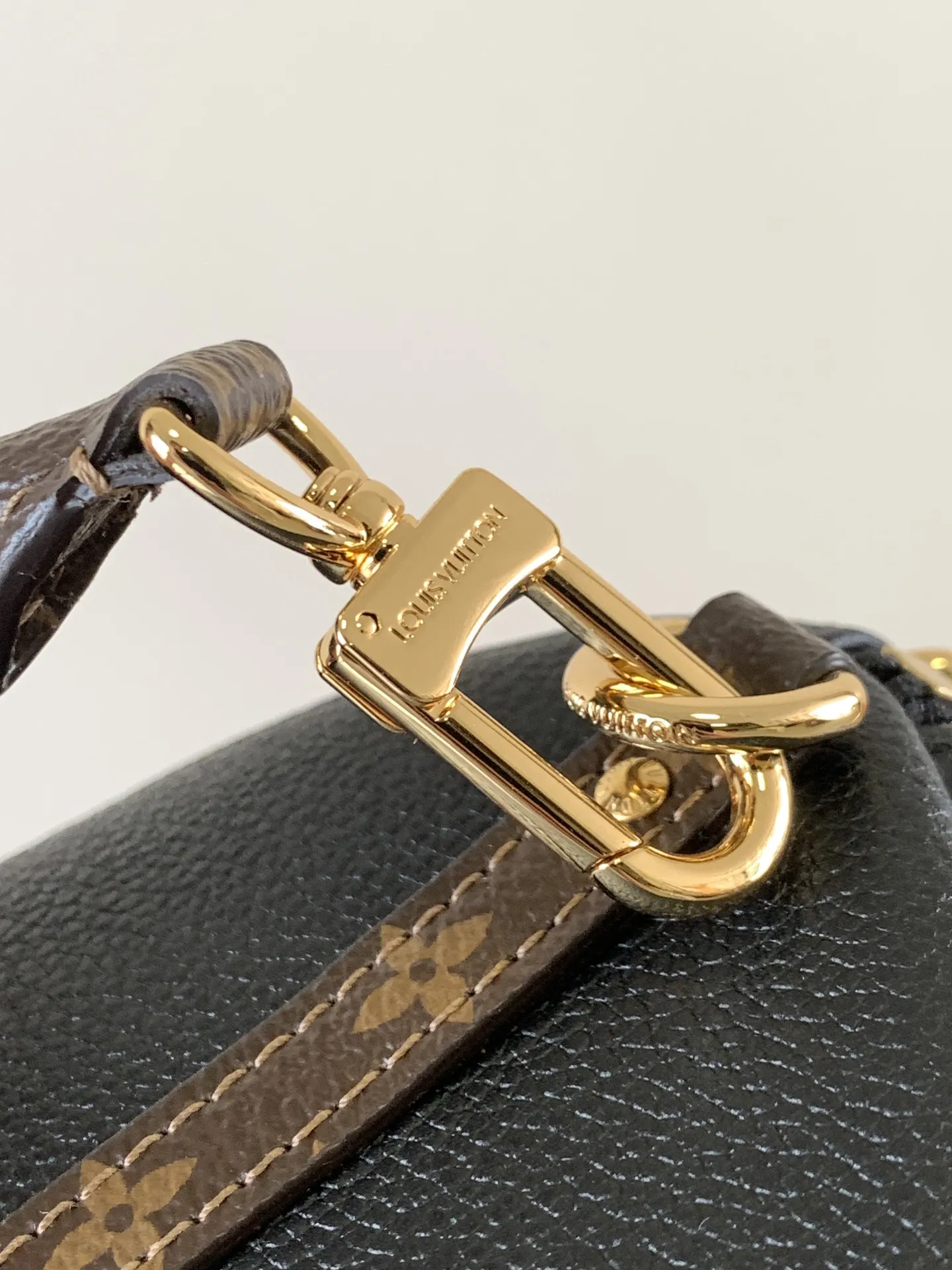 Louis Vuitton Black Fashion Item Travel Leather