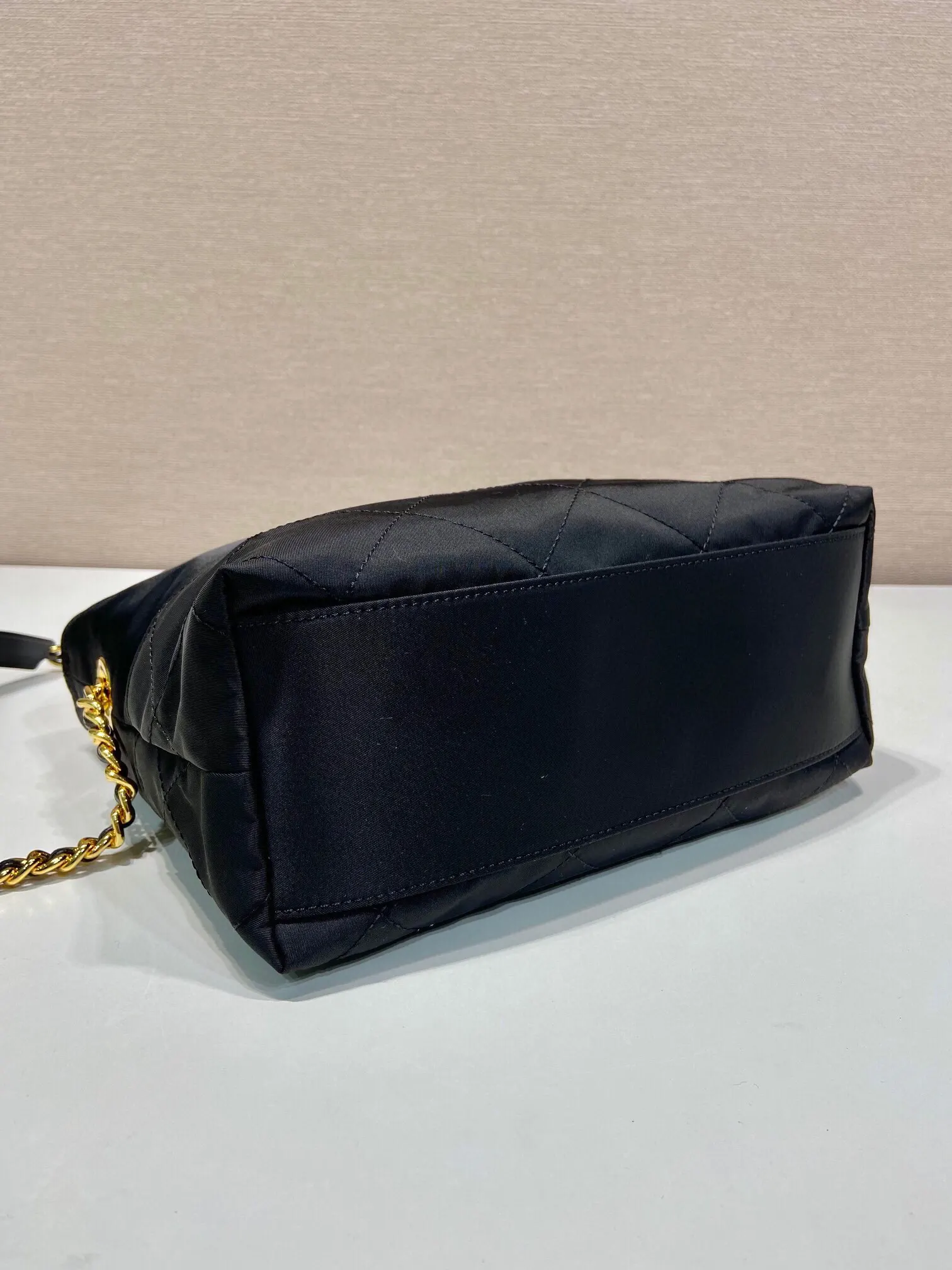 PRADA 1BD645 Re-Nylon尼龙 链条 斜挎包 精致链条款