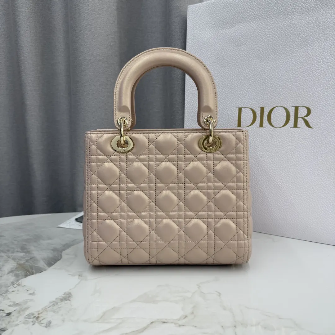 Dior Lady Dior 粉色羊皮卡夹 标签细节款