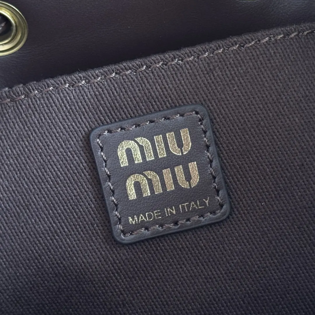 Miu 牛仔 棕白撞色的奶牛纹皮毛材质自带吸睛buff 搭 标志性 雙肩包 实用雙肩款