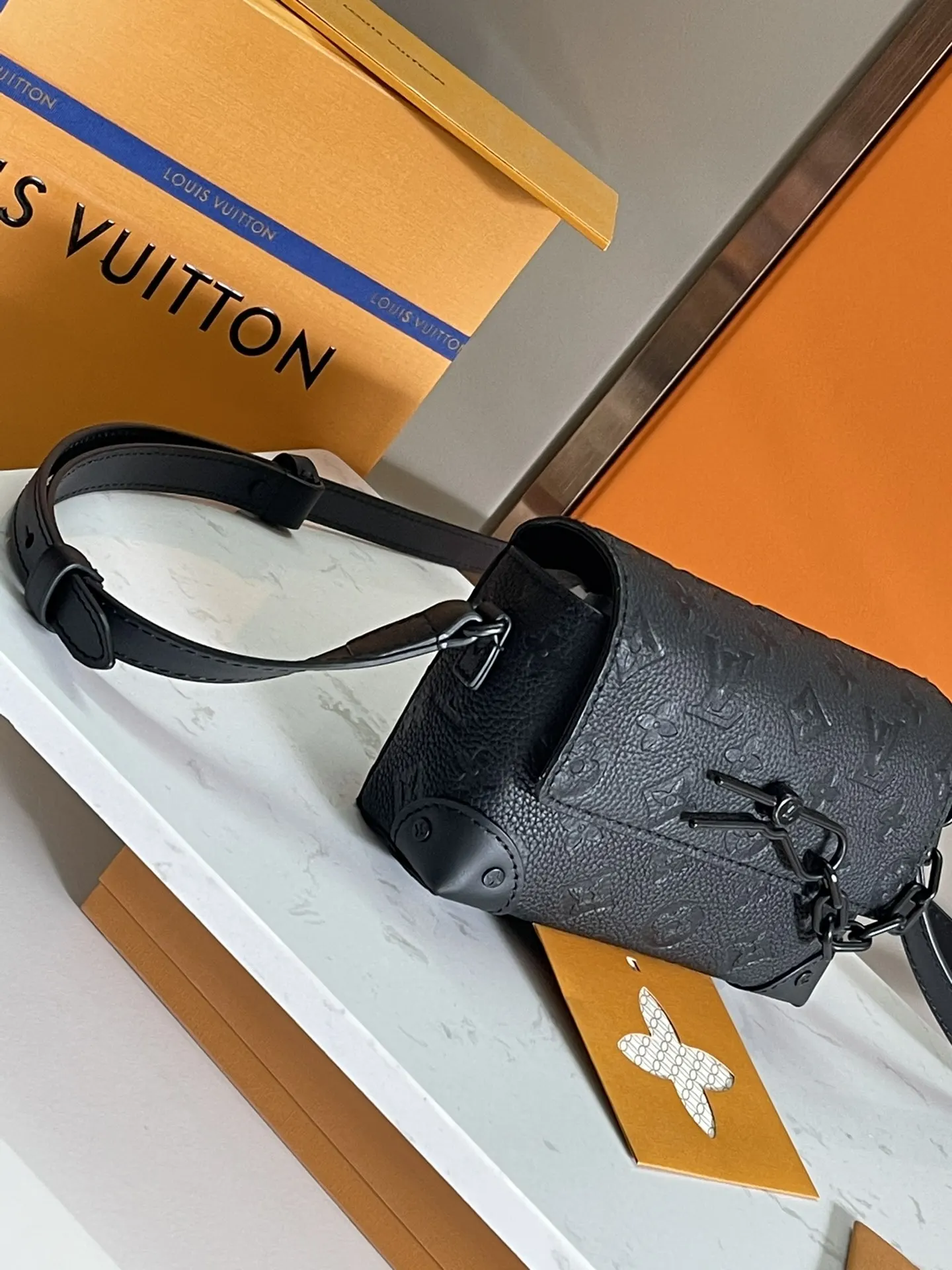 牛皮 拉链内袋稳妥收納随行物品 可调节肩带实现舒適肩背 鏈條包 精致鏈條款