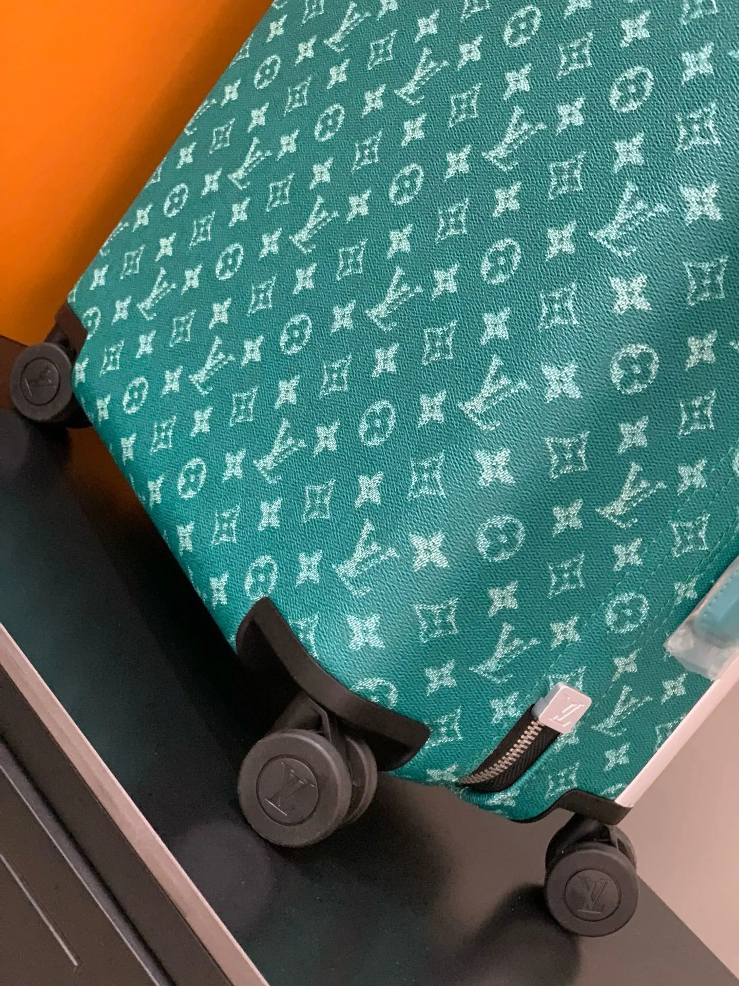 灰色 银色 拉杆真皮包裹 行李箱 旅行拉杆款 轻便出行款