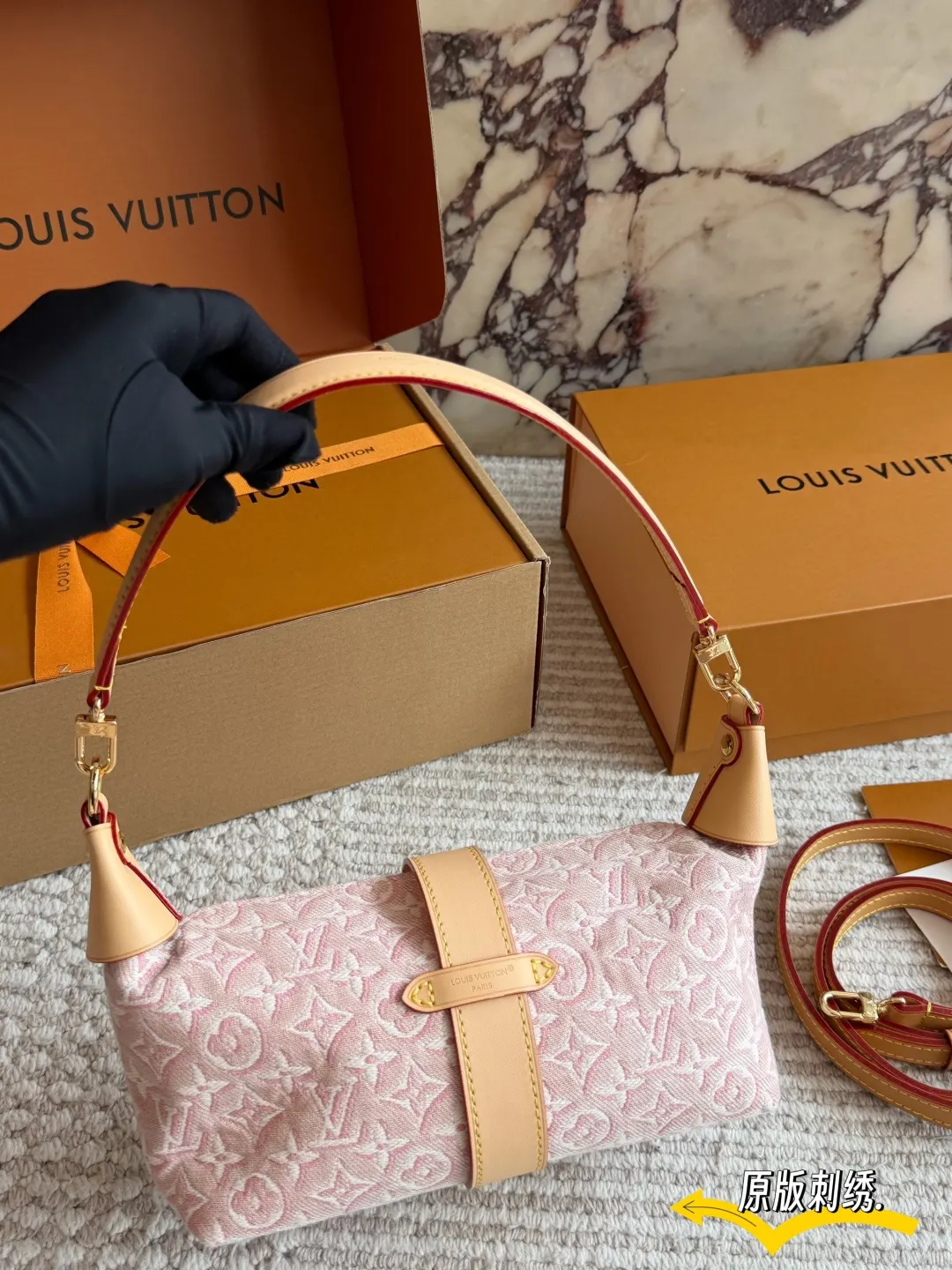 LV 老花 粉色 丹宁 盒 Pochette Mia 粉色刺绣丹宁 双肩包 实用双肩款
