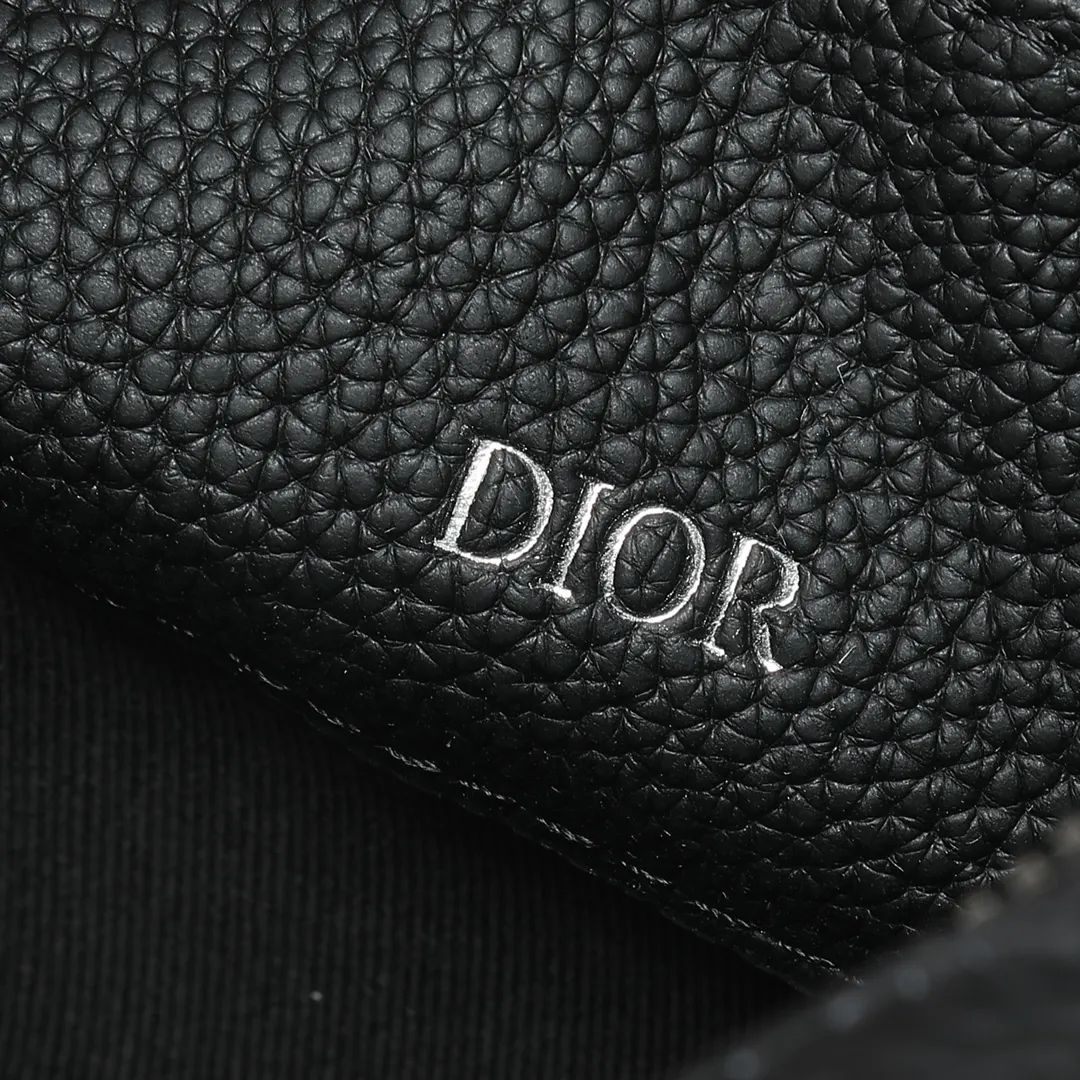 Dior 黑色 牛皮 宽敞的拉链隔层适合收纳手机 还设有六个卡槽 手拿包 精致手拿款