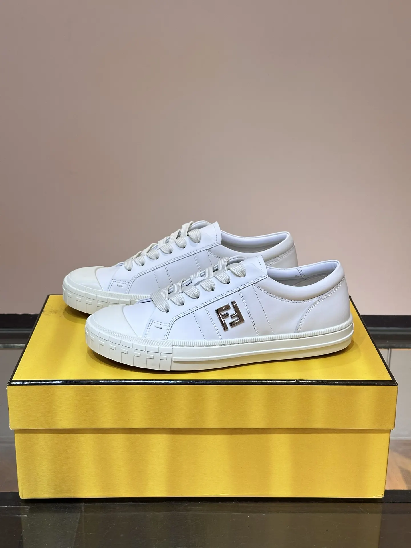 Fendi 運動鞋 休閒百搭款(數字3) Fendi 運動鞋 休閒百搭款(數字3)