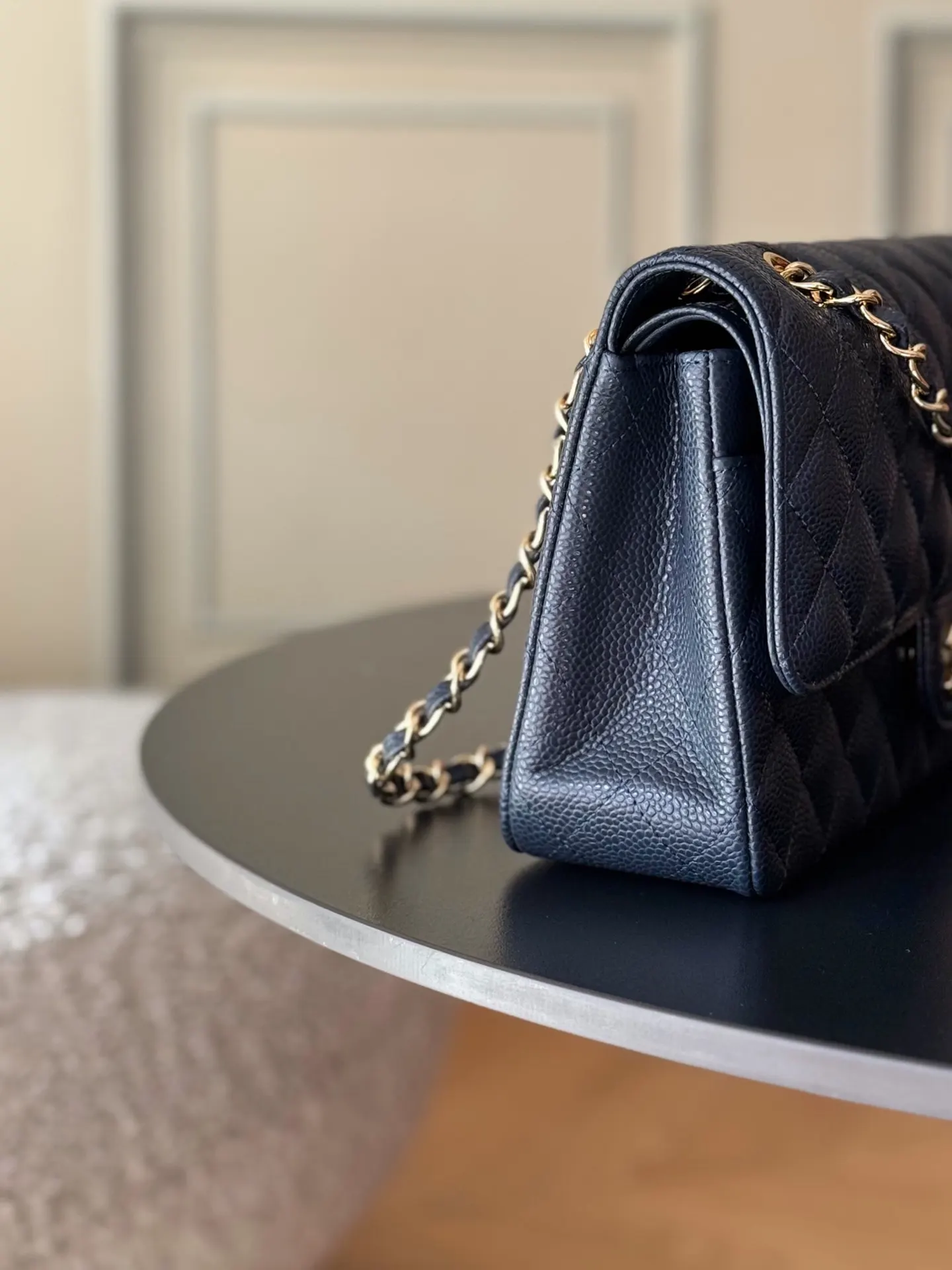 Chanel 深藍色魚子醬牛皮翻蓋鏈條包 金扣
