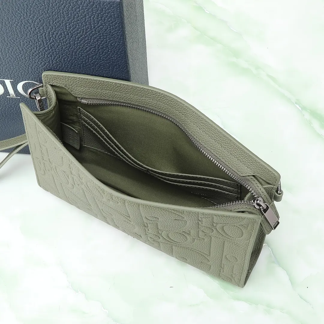Dior 卡其 牛皮 宽敞的拉链隔层适合收纳手机 还设有六个卡槽 手拿包 精致手拿款