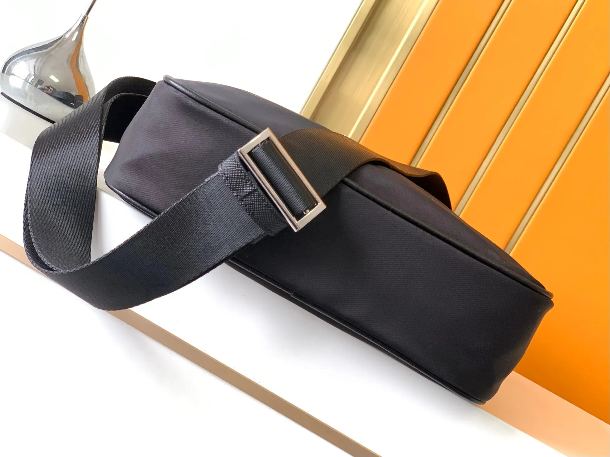 Prada 2VQ002 皮革 斜背包