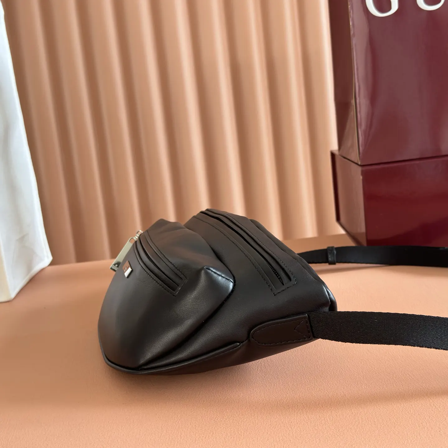 Gucci 黑色 银色 受品牌标志性造型启发 全新包袋系列通过现代视角焕然重 斜挎包 轻便斜挎款