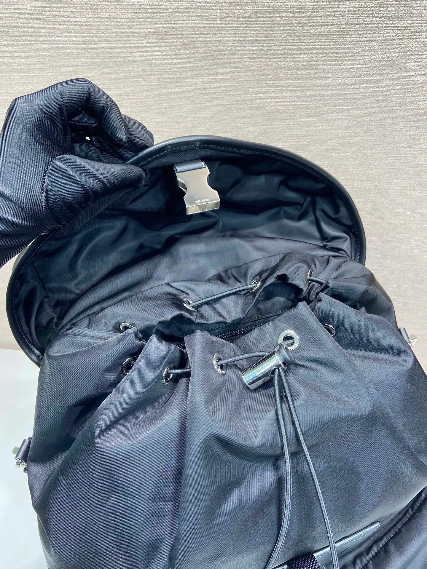 Prada 尼龙 牛皮 双肩背包 轻便实用