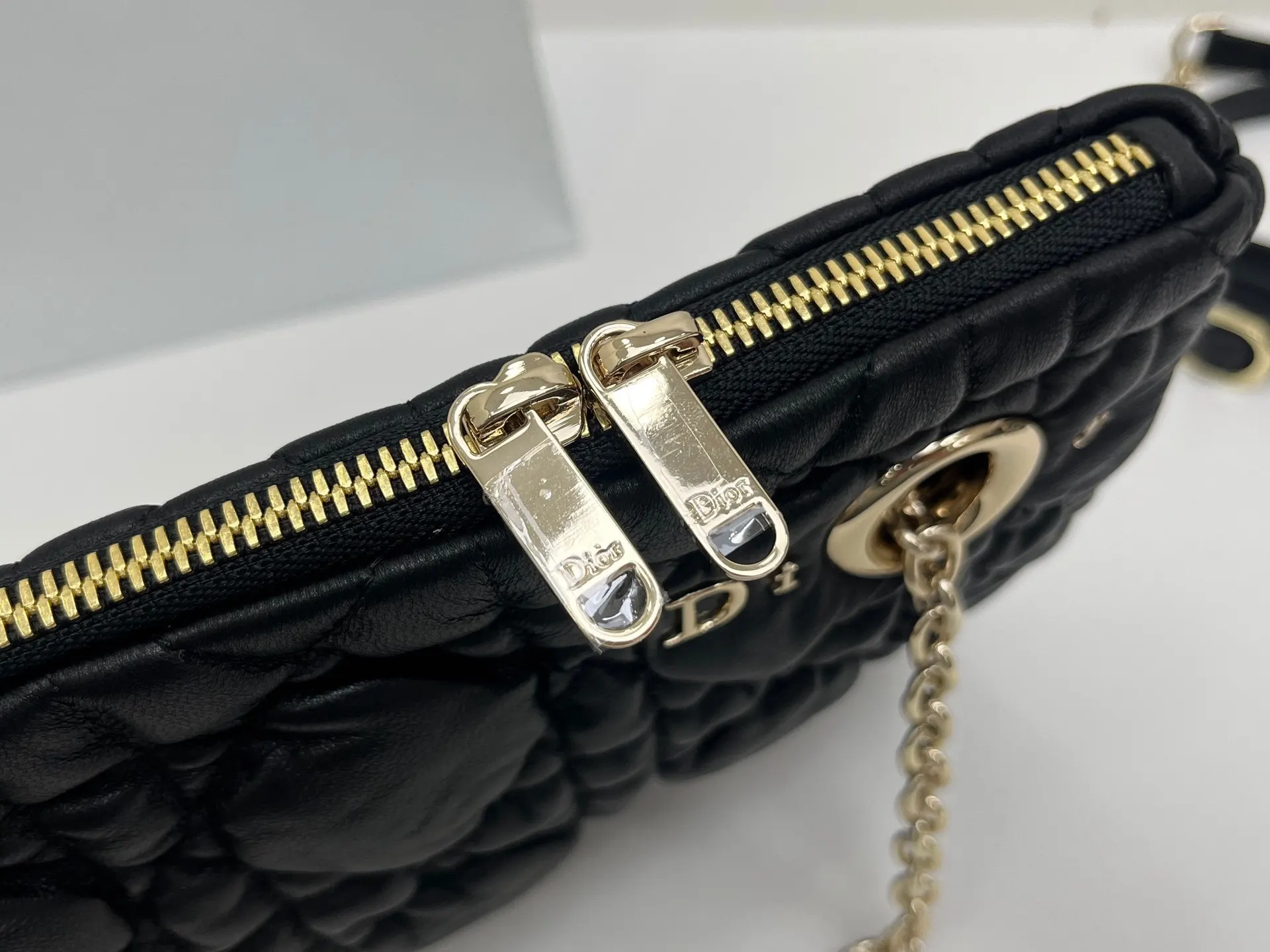 Dior 突显饰以蓬蓬超大藤格纹的新材质 为經典图案注入立体风 鏈條包 精致鏈條款