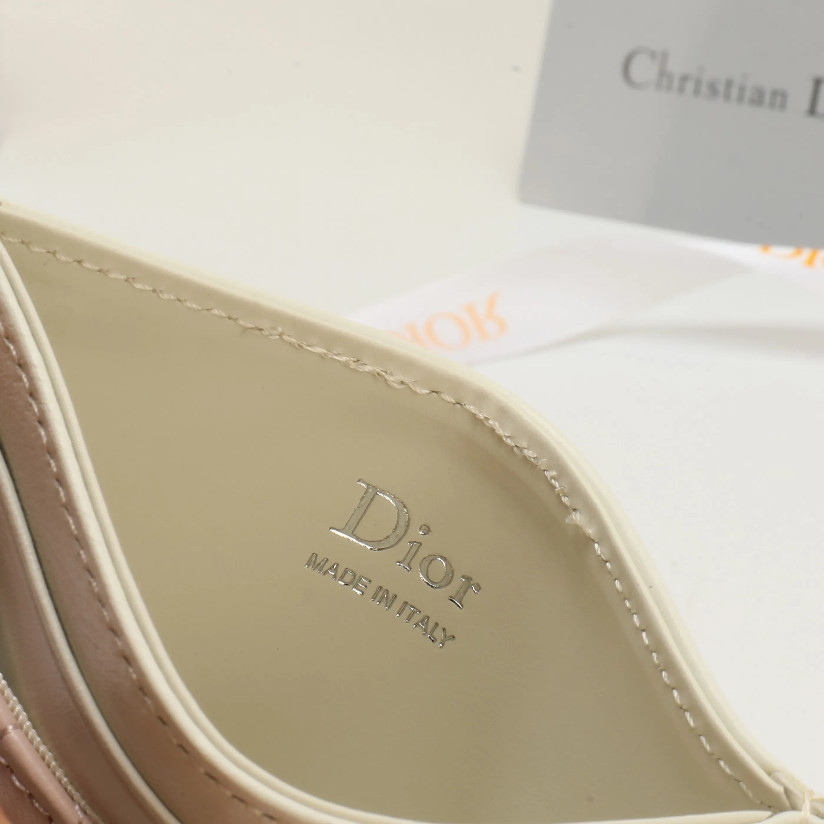 Dior Lady Dior Lady 白色羊皮卡夾 精緻配飾(數字9) Dior Lady Dior Lady 白色羊皮卡夾 精緻配飾(數字9)