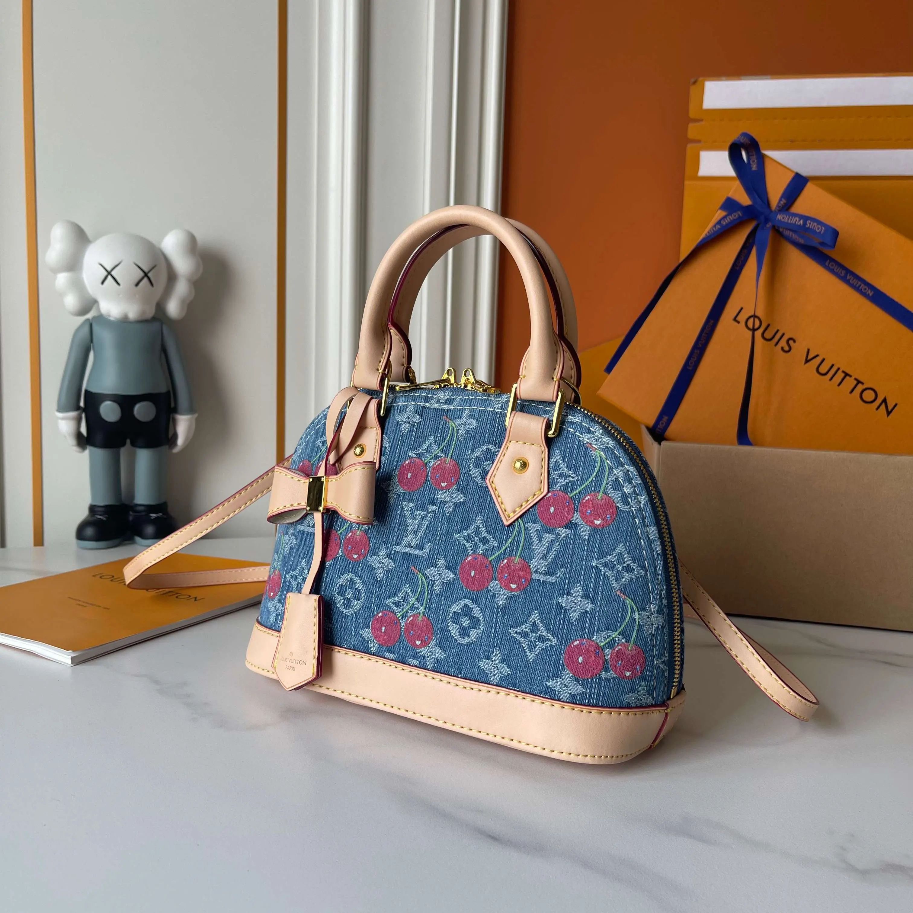LV classic Monogram, shell bag Image 2 LV classic Monogram, shell bag Image 2