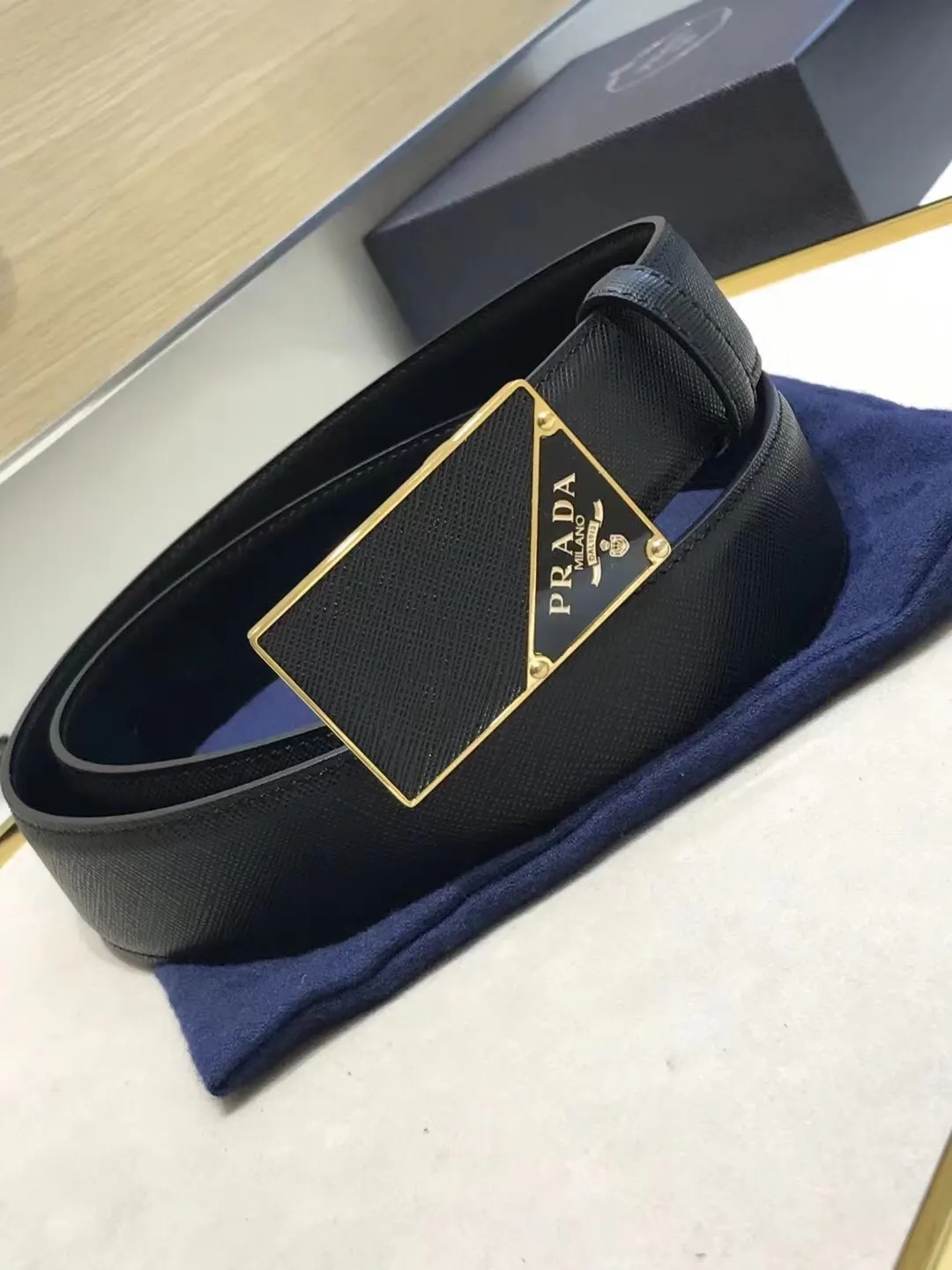 Prada 牛皮 三角标 腰带 通勤搭配