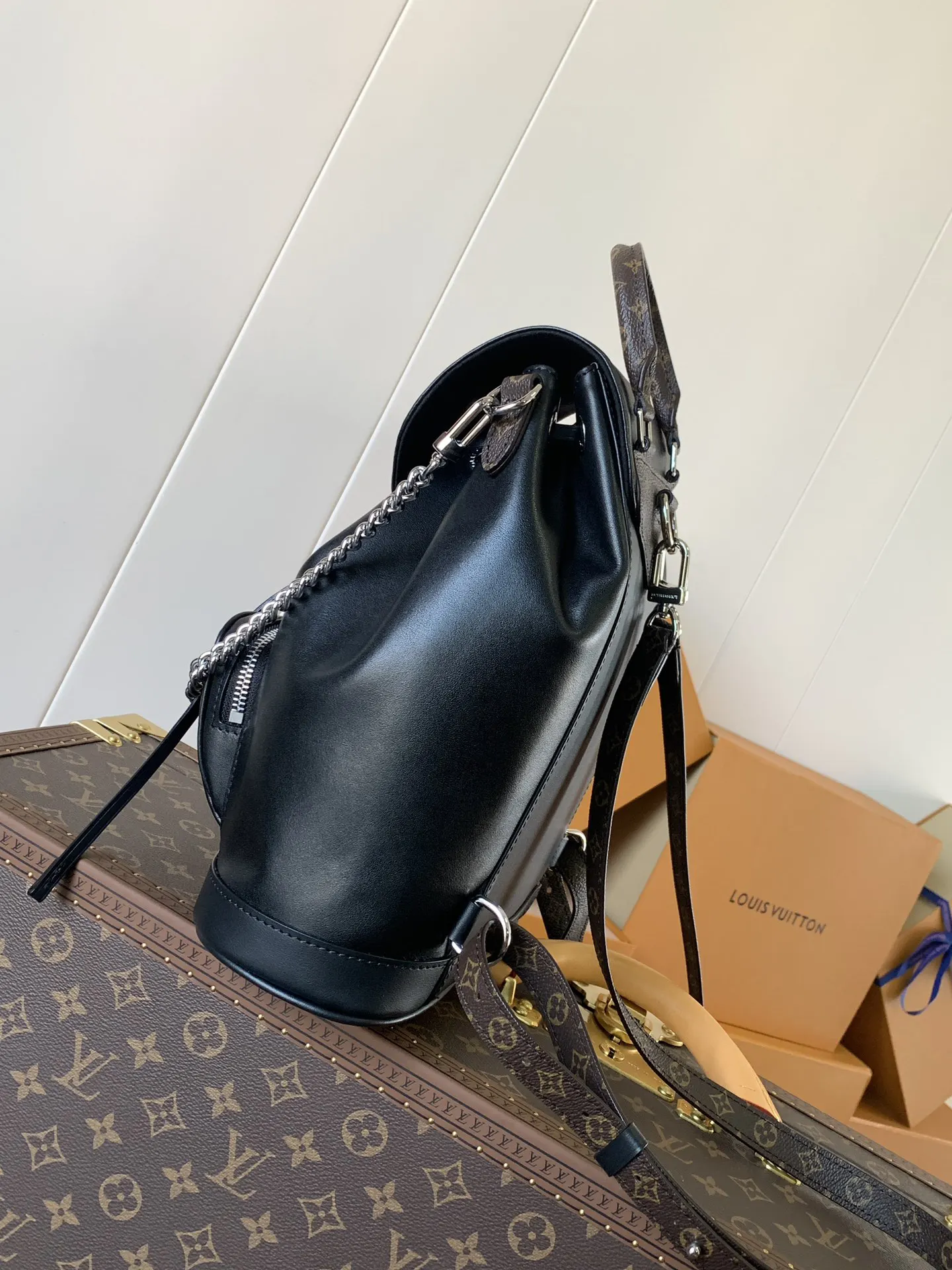 LV 羊皮 拉链前袋令小件物品稳妥随行 雙肩包 实用雙肩款