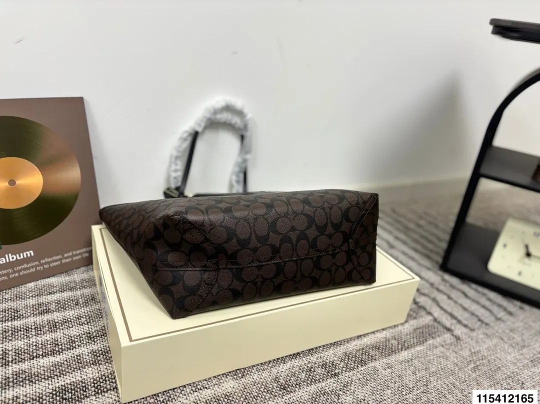 Coach 购物袋 今 很火的托特 手感细腻 手工 托特包 大容量托特款