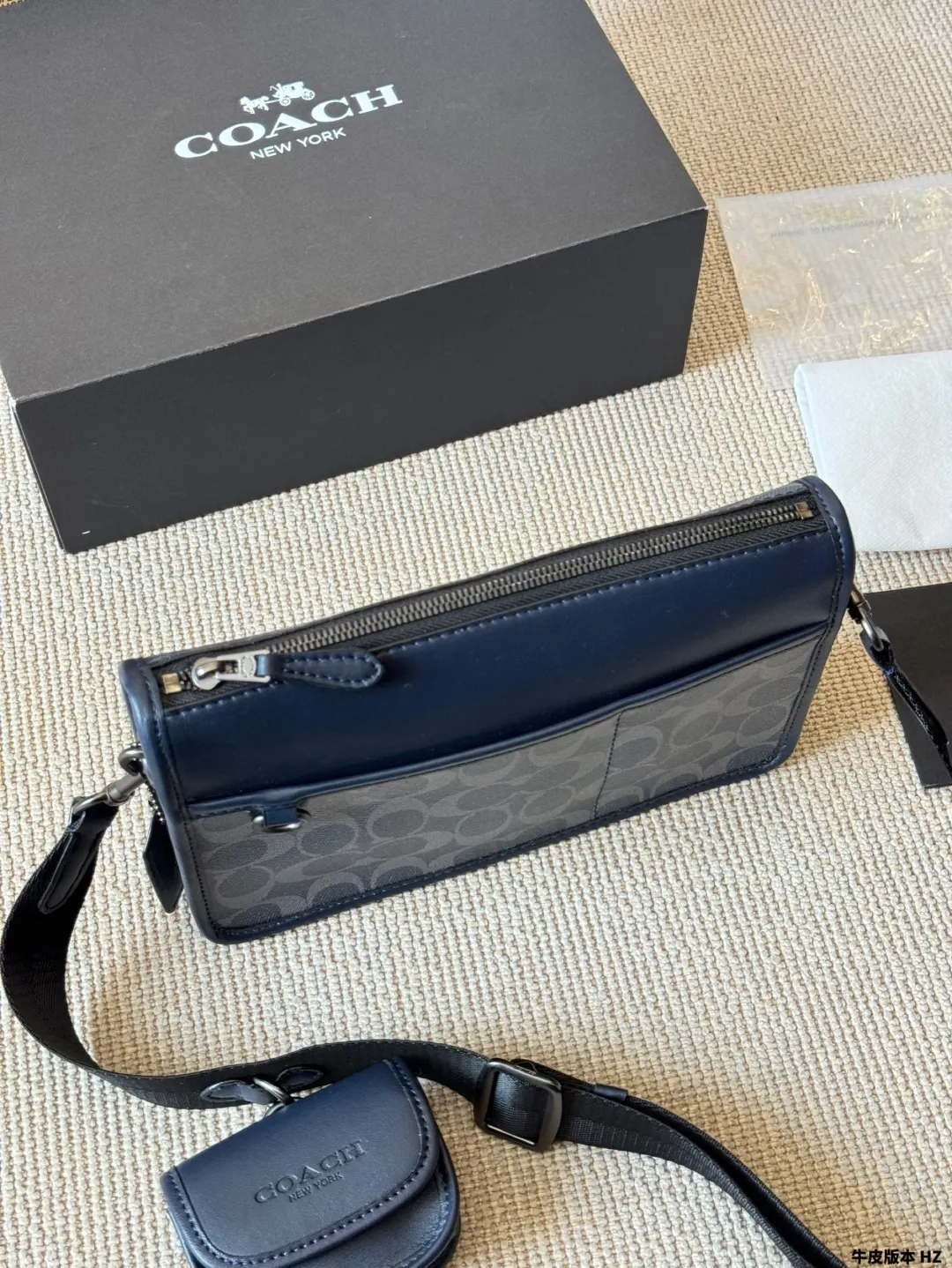 Crossbody Bag Lightweight Classic Leather Image 9 Crossbody Bag Lightweight Classic Leather Image 9