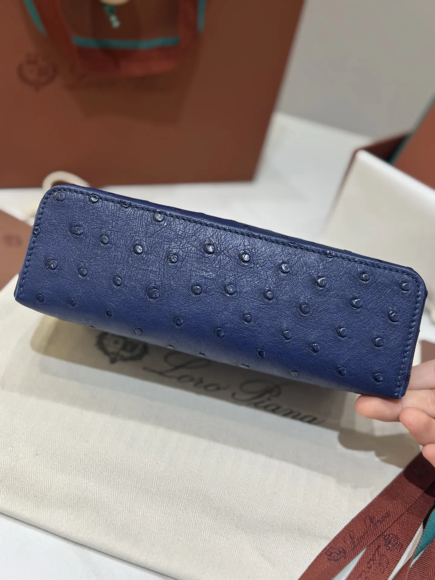 皮质细腻 手感像黄油一般柔软 小小包身大容量 不光是 化妆包 便携收纳款
