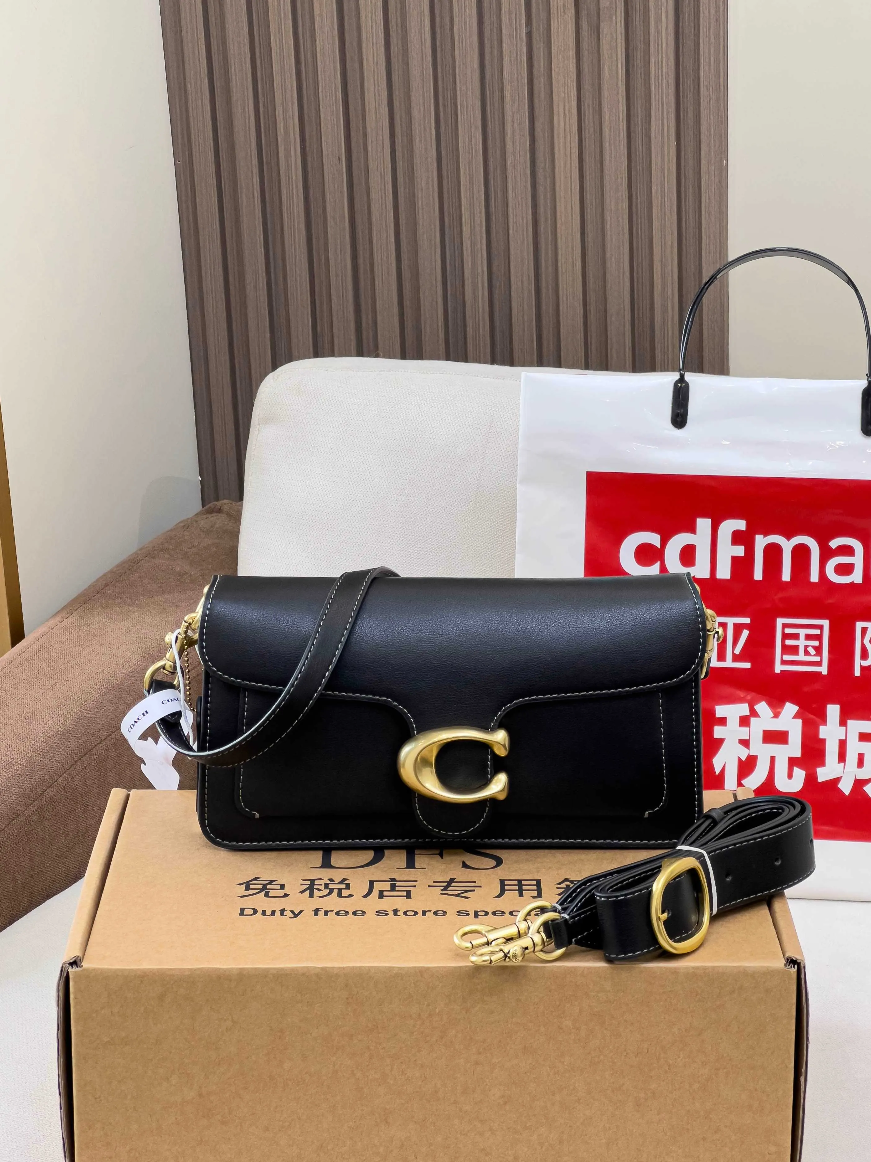 Coach 增加了内里隔层 皮质质感也跟着升级 手感软呼呼 质感 腋下包 复古腋下背款
