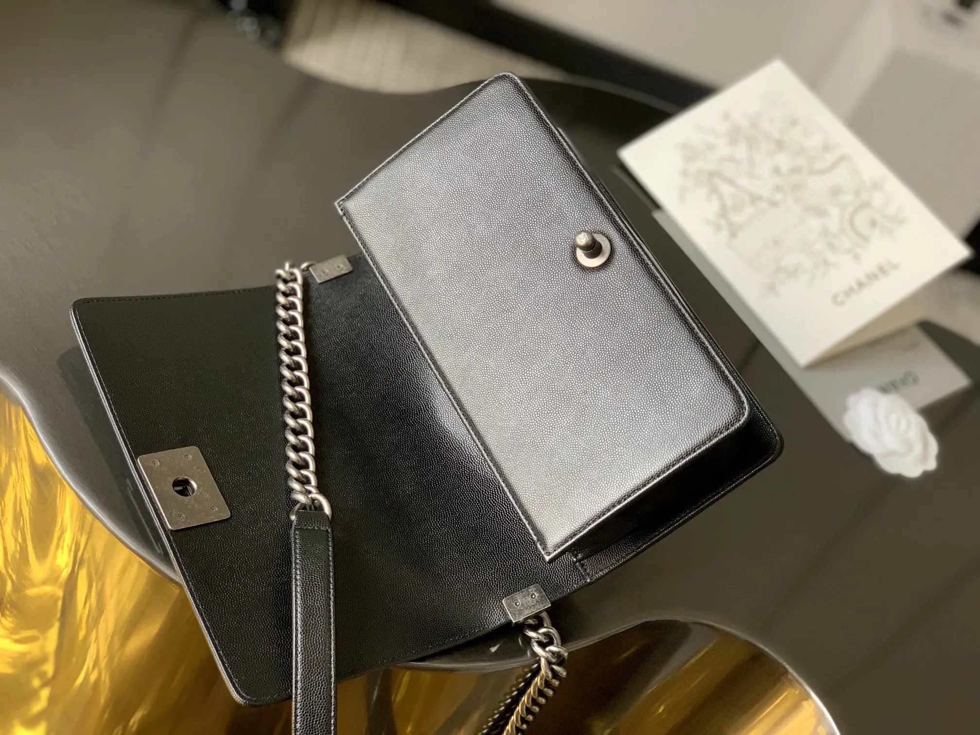 CHANEL 黑色鱼子酱牛皮翻盖链条包 双肩背款
