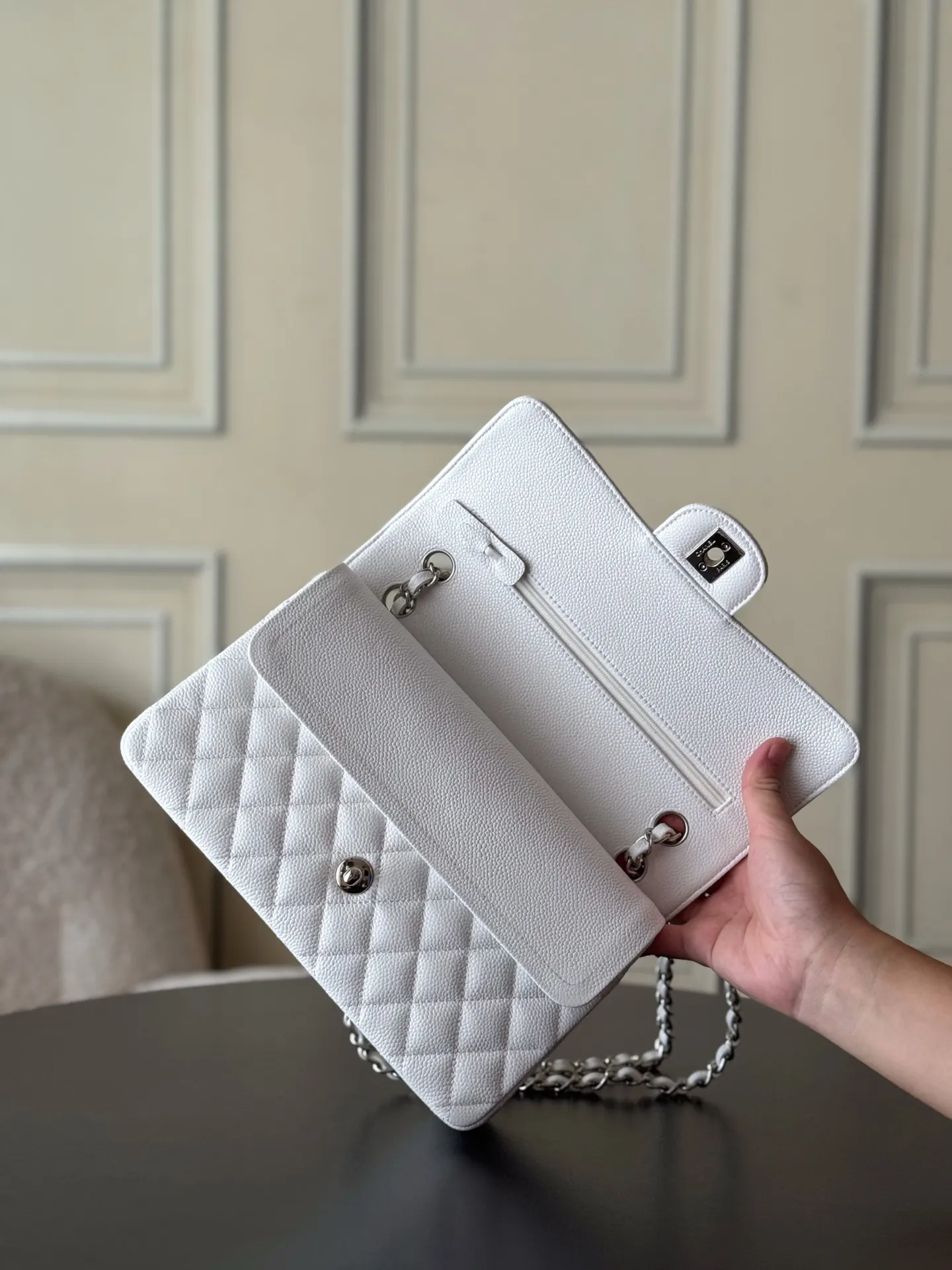 CHANEL 白色鱼子酱牛皮翻盖链条包 银扣款