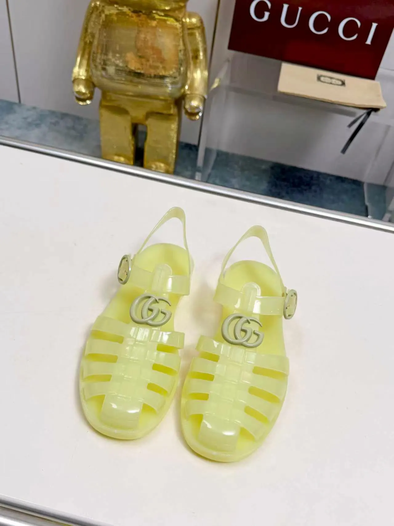 Gucci 透明果冻凉鞋 黄色休闲款